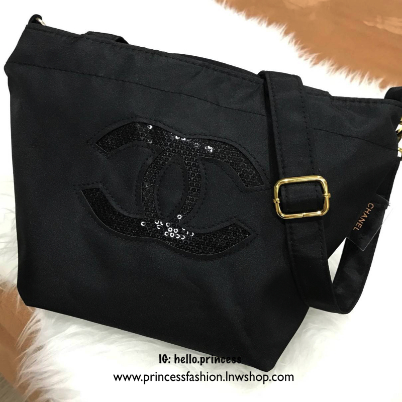 Chanel Beaute Black Sequin Shopping Bag กระเป๋าสะพาย ShoppingBag พรีเมี่ยมกิ๊ฟ Limited Edition ของแท้นำเข้าจากเคาน์เตอร์ Chanel Beaute ขนาดมินิ ด้านหน้า logoCC ประดับเลื่อมสีดำ เปิดปิดด้วยซิป หัวซิปแบรนด์ ภายในมี logo brand และช่องซิป ซับใน 100% Polyester