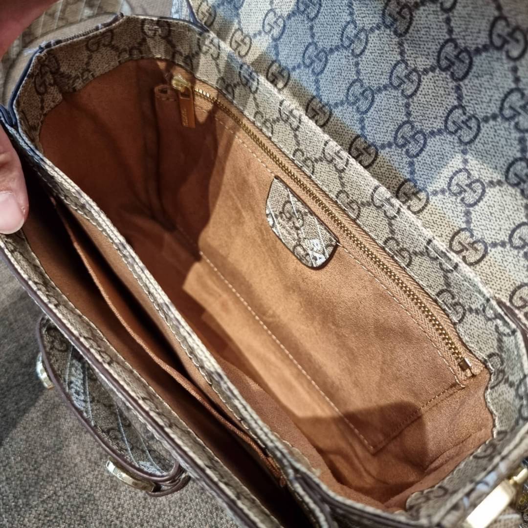 GUCCI x Balenciaga Horsebit 1995 รุ่นเด็ดสุด!! ฮ็อตสุด!! ที่ไม่ว่าใครก็ต้องรอคอย กับโปรเจคสุดเลิศ Balenciaga × Gucci strap shoulder bag กระเป๋าสะพายไหล่/สะพายข้าง ดีไซน์ใหม่ที่คอลแลบระหว่าง 2 แบรนด์สุดโต่งในเรื่องแฟชั่น รับรองความสวยไม่โป๊ะ วัสดุหนังแคนวา