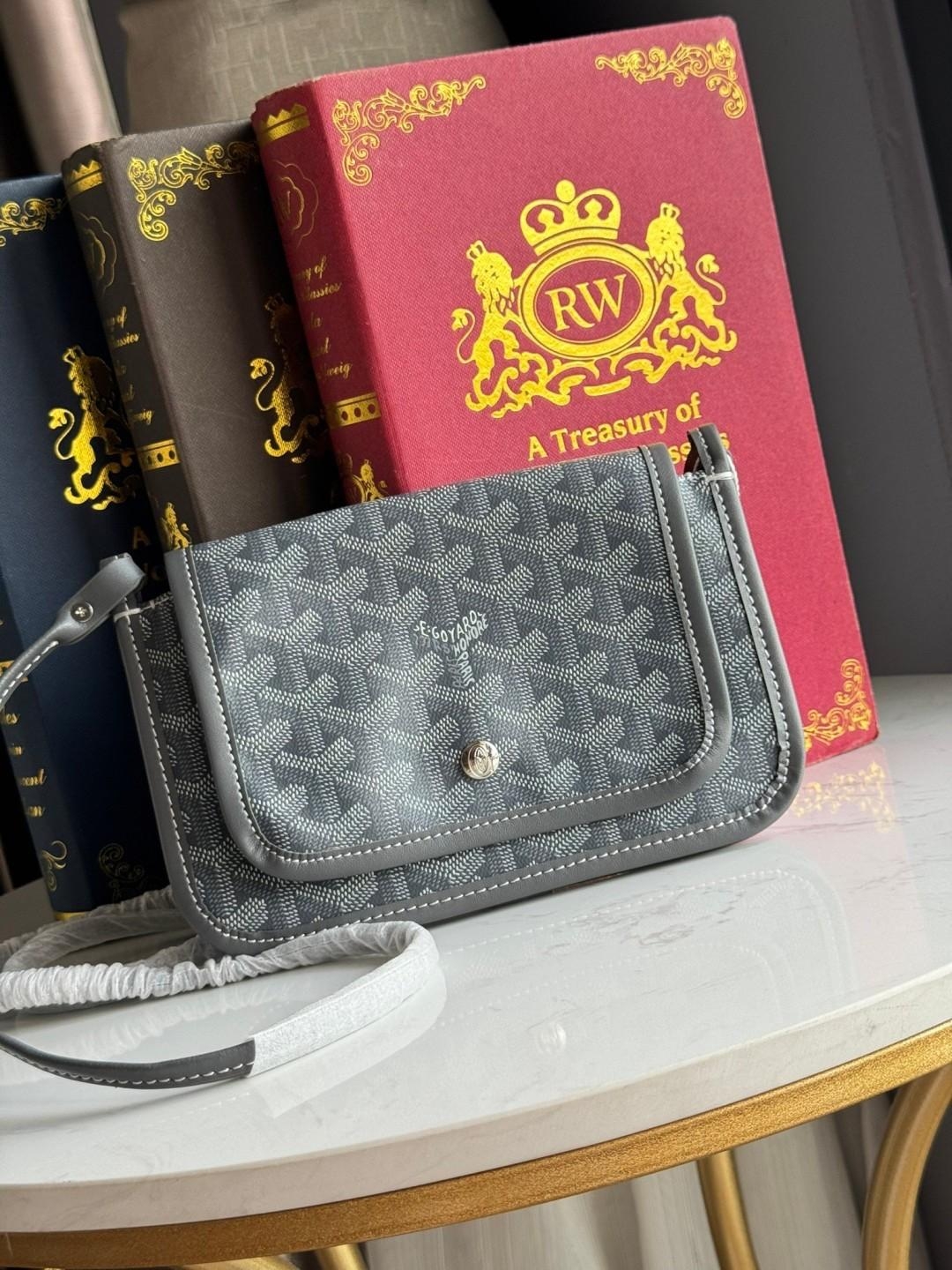 Goyard Plumet Rocket Wallet กระเป๋าสะพายใบเล็กกะทัดรัด ดีไซน์กระเป๋าสตางค์ มีช่องเพียงพอสำหรับใส่ธนบัตร เงินสด เอกสารต่าง ๆ