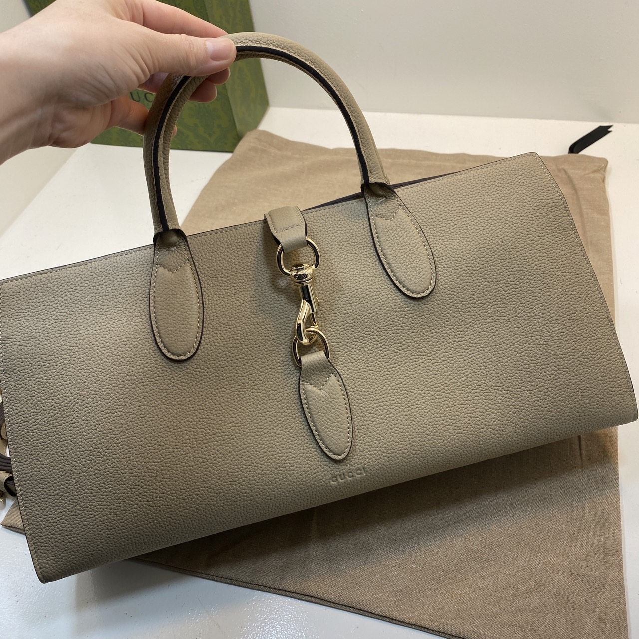 GUCCI MEDIUM TOTE BAG WITH HOOK CLOSURE / Gucci medium tote bag กระเป๋าทรงโท้ทสไตล์ใหม่ล่าสุด เกรดออริ 1:1 สลับแท้ ใช้งานต่างประเทศได้ ภาพถ่ายจากงานจริง