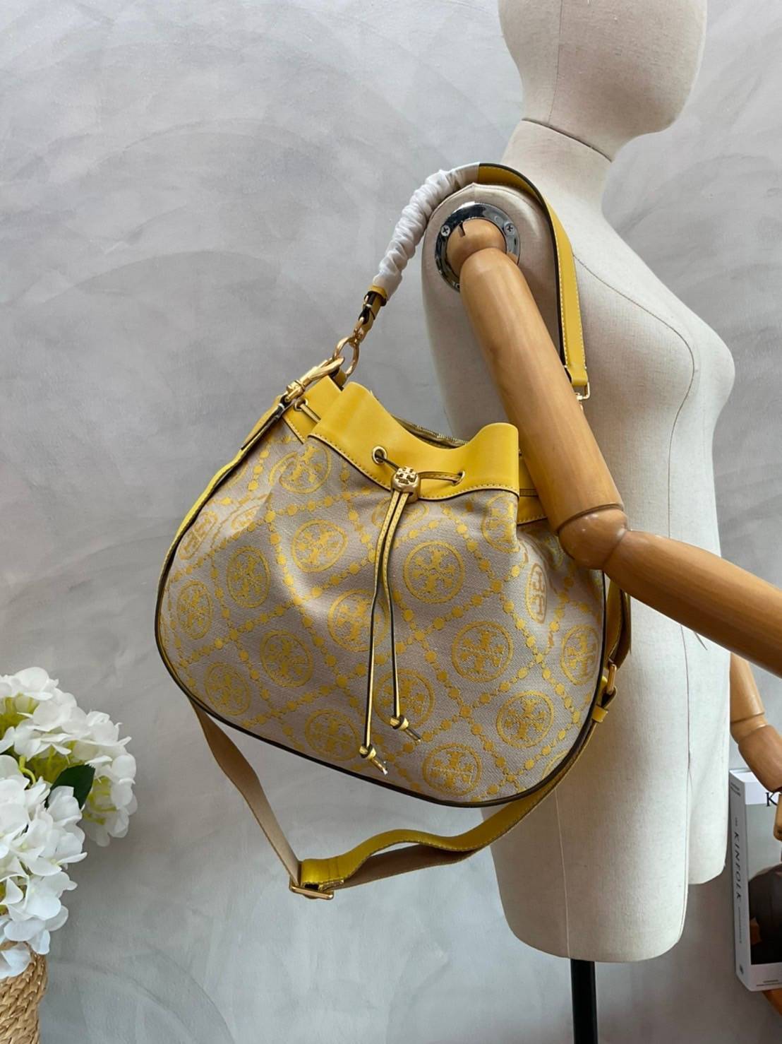 Tory burch t monogram jacquard drawstring hobo New Collection 2021 กระเป๋าถือและสะพายข้าง Monogram จาก tory burch ทำจากผ้าใบ jacquard ตัดด้วยหนังวัวแท้
