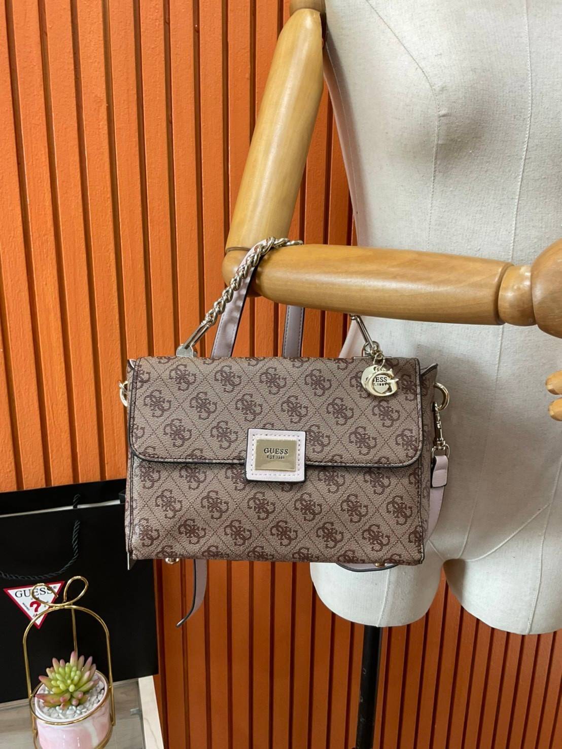 ราคาปังปิ๊นาศ (!!) มากแม่ 💕 GUESS Candace Top Handle Flap Bag กระเป๋าสะพาย Crossbody / คล้องแขน ถือออกงานได้ ทรงน่ารัก จากแบรนด์ GUESS สวยอยู่ทรง ขนาดกำลังดี น้ำหนักเบา ด้านหน้ามีโลโก้แบรนด์อะไหล่ทอง มีอะไหล่โซ่ห้อยด้านหน้าสามารถคล้องแขนและถือได้ 