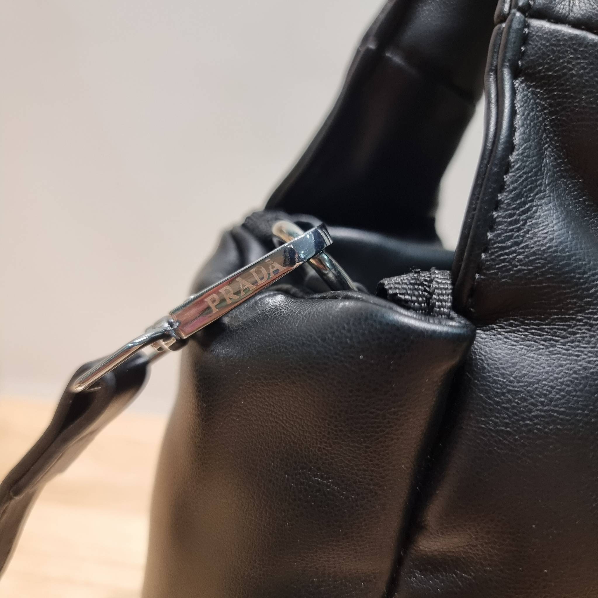 PRADA Small padded Soft nappa-leather bag พร้อมส่ง 4 สี น้องใหม่ล่าสุด กับคอลเลคชั่นที่ทำออกมาตอบโจทย์ได้ทุกไลฟ์สไตล์ **ราคาพิเศษสุดคุ้ม งานสวยเกินราคา