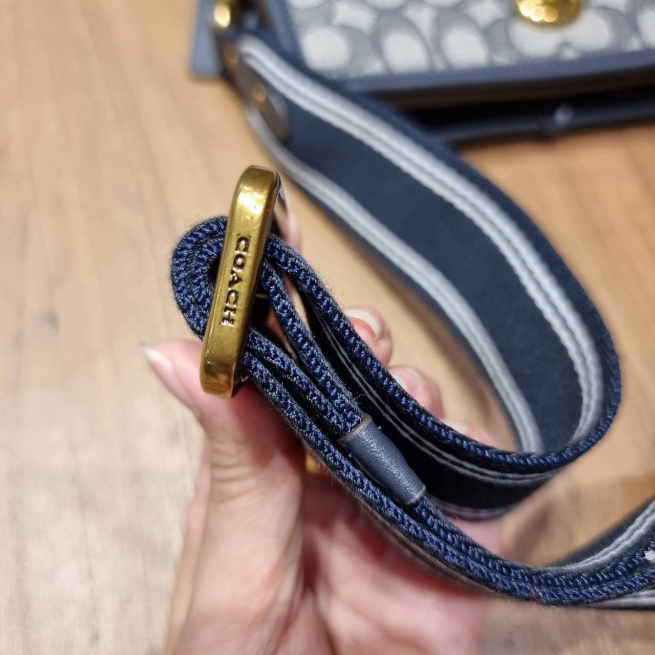 COACH C3824 FOLDOVER CROSSBODY CLUTCH IN SIGNATURE JACQUARD คลัทช์เก๋ๆที่สาวๆตามหา 2IN1 ไปอีกหนึ่ง!! กระเป๋าสะพายทรงคลัชท์ ใช้งานได้ถึง 2 แบบ จะพกเดี่ยวๆแทนกระเป๋าสตางค์ หรือคล้องสายสะพายข้าง สะพายชิคๆคูลๆ ก็ได้อีก มันดีงามมากทุกสี เพราะความละมุนของผ้า ja