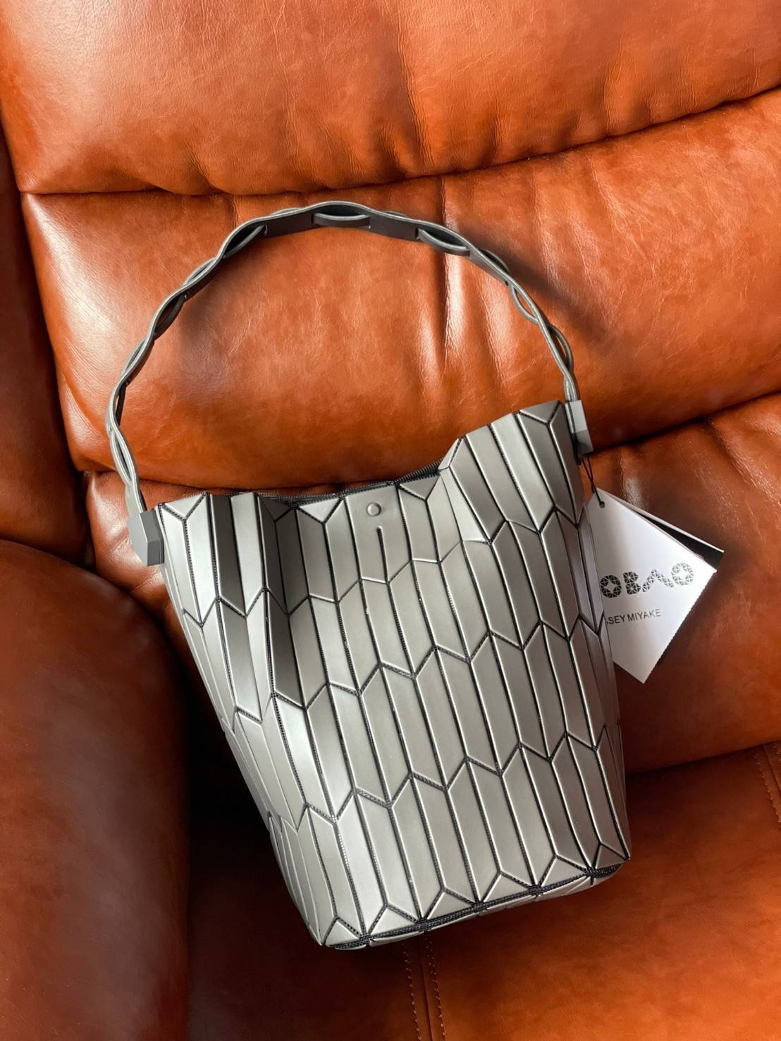 Large : Baobao Issey Miyake Large Bucket กระเป๋าบัคเก็ตขนาดใหญ่สามารถใช้ใส่ร่มพับได้หรือขวดน้ำขนาดเล็กได้ ซีรีย์ใหม่นี้มีจุดเด่นที่แผ่นรูปทรงสี่เหลี่ยมด้านขนานในแนวตั้ง เกิดเป็นรูปทรงสามมิติซึ่งแตกต่างไปจากรูปทรงที่เกิดขึ้นจากแผ่นสามเหลี่ยม หูหิ้วสามารถขย