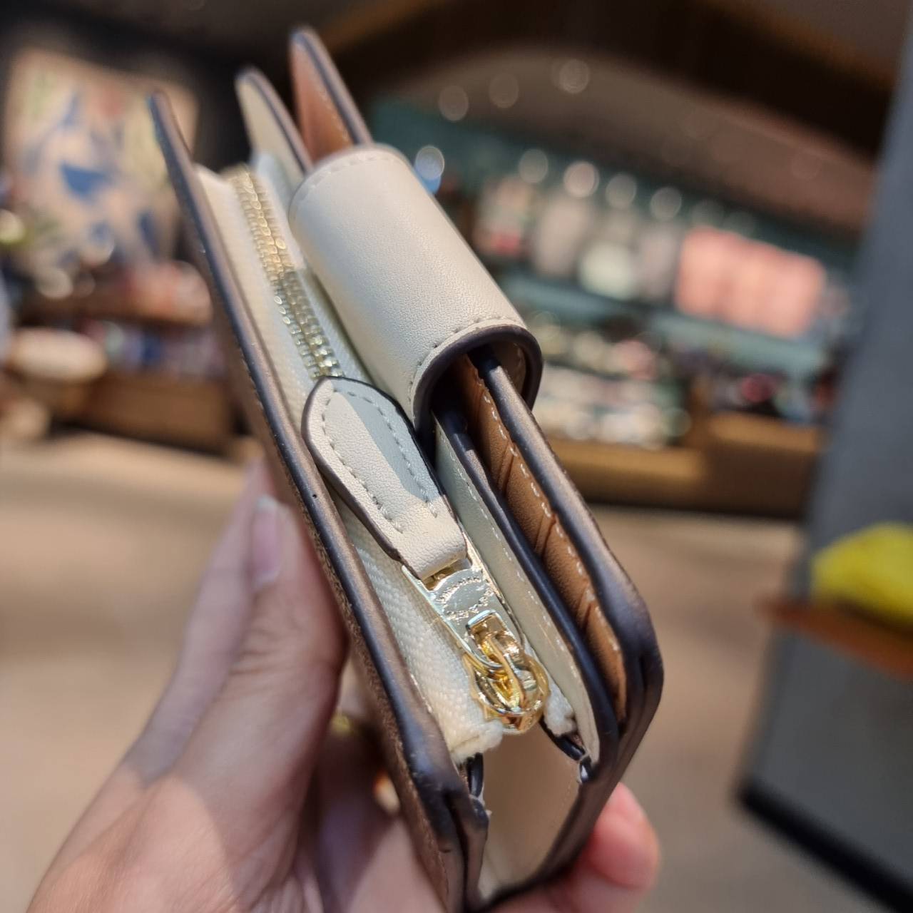 COACH C0082 MEDIUM CORNER ZIP WALLET IN SIGNATURE CANVAS ดีไซน์ใหม่ล่าสุด!! กระเป๋าสตางค์ใบกลาง 👛 ขนาดกำลังเหมาะมือ วัสดุหนังแคนวาสเคลือบลาย ดูแลรักษาง่าย มีช่องใส่บัตรและธนบัตรครบ และช่องซิปแยกไว้ใส่เหรียญ ครบเซ็ทแบบนี้เหมาะส่งต่อเป็นของขวัญที่สุ