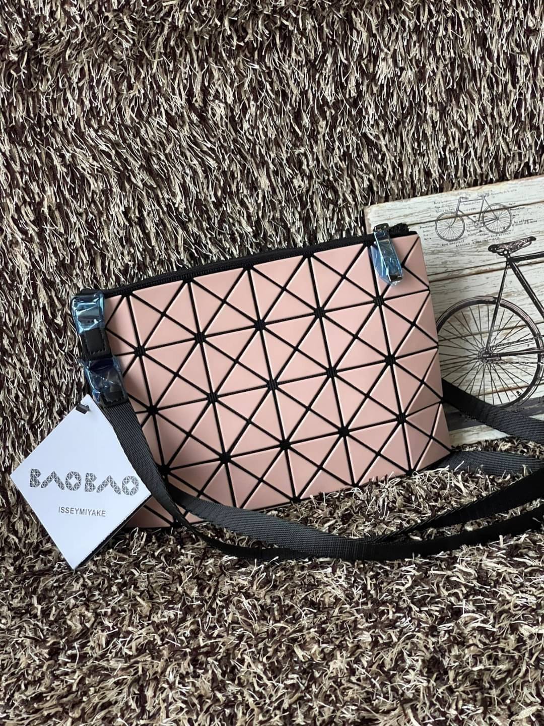 Baobao Issey Miyake Prism Kangaroo crossbody bag กระเป๋าสะพาย Crossbody รูปทรงสี่เหลี่ยมผืนผ้า ไซส์กำลังพอดี เห็นแบบนี้บอกเลยว่าใส่ของสำคัญได้แบบครบถ้วน ไม่ว่าจะเป็นโทรศัพท์ กระเป๋าตังค์ หรือพาวเวอร์แบงค์ จัดเป็นอีกหนึ่งรุ่นที่น่ารัก สายสะพายปรับได้ตามควา