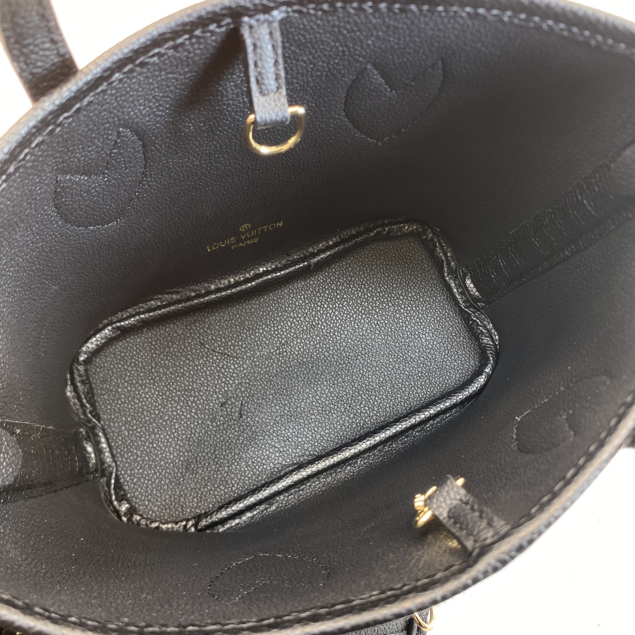 LV Neverfull Bandoulière Inside Out BB Bag กระเป๋าทรงโท้ทไซส์เล็ก พร้อมใบลูกพิมพ์ลายแบรนด์สุดไอคอนิก ดีไซน์ใช้งานได้ทั้งสองด้าน