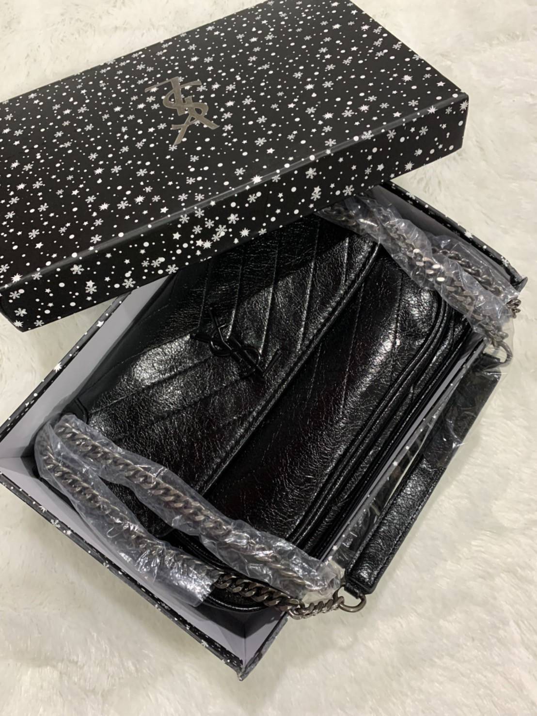 VIP 】Saint Laurent Niki shoulder bag VIP GIFT WITH PURCHASE (GWP) พรีเมี่ยมกิ้ฟ Limited Edition จาก YSL DUTY FREE COUNTER กระเป๋าสะพายรุ่น Niki จาก Saint Laurent โดดเด่นด้วยโครงสร้างทำจากหนังวัว หนังมันเงา นิ่ม งานสวยมากๆ ค่ะ อะไหล่สีดำ ด้านหน้าประดับโลโก