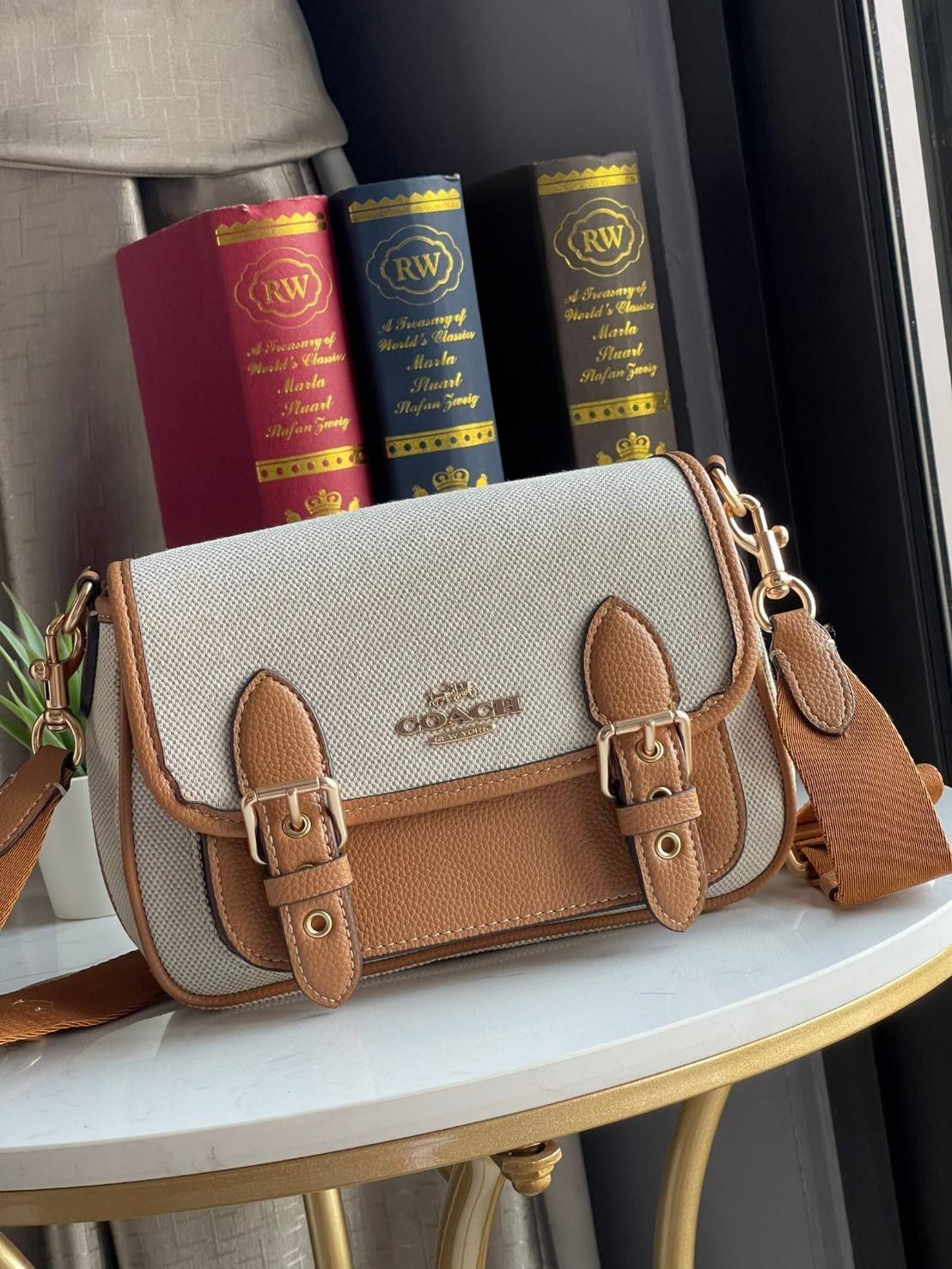 COACH Lucy Crossbody กระเป๋าใบนี้ขนาดกะทัดรัดกำลังดี เพียงพอสำหรับใส่ของจำเป็นที่ต้องการพกติดตัว ที่สำคัญใช้งานง่ายสามารถหยิบของได้สะดวกรวดเร็ว วัสดุผ้าใบเคลือบซิกเนเจอร์และหนังกรวดละเอียด ด้านในมีซิปและกระเป๋าอเนกประสงค์ ปิดสแน็ปอิน กระเป๋าแบบเปิดด้านนอก
