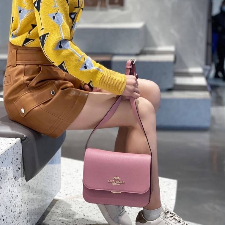 COACH C5632 BRYNN FLAP CROSSBODY แซ่บที่สุด ใหม่ที่สุด!! คอลเลคชั่นใหม่!! มองยังไงก็หลงรักละสายตาไม่ไหว กระเป๋าสะพายข้างลุคไฮน์ ที่ดีไซน์ออกมาได้ปัง และดูแพงมากๆ ด้วยดีเทลคลาสสิค รูปทรงใช้งานง่าย เรียบๆแต่มีดีเทล วัสดุหนัง crossgrain สวยคม!!! เปิด-ปิดด้วย