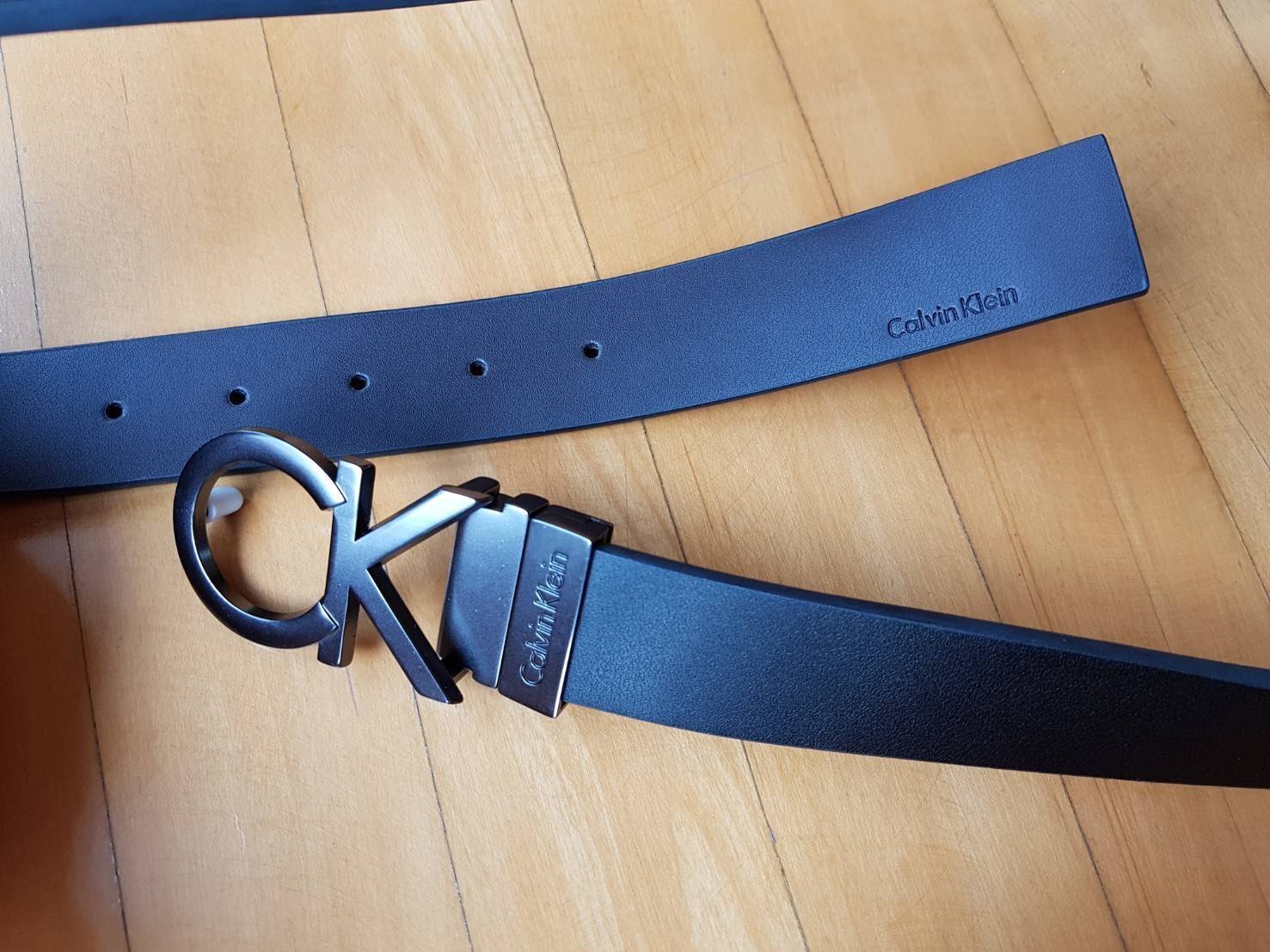 Calvin Klein Men's Belt Gift Set ชุดเข็มขัดสำหรับคุณผู้ชาย วัสดุหนังเรียบ นิ่ม คุณภาพดี ดีไซน์เรียบเท่ห์ หัวเข็มขัดดีไซน์ตัวอักษร CK สีรมดำ สายสลับใช้ได้ 2 ด้านไม่จำเจ 2 in 1ไม่ว่าจะแต่งกาย สไตล์ลำลองหรือทางการเอาอยู่ทุก look ค่ะ ราคาสุดคุ้ม มาพร้อมก