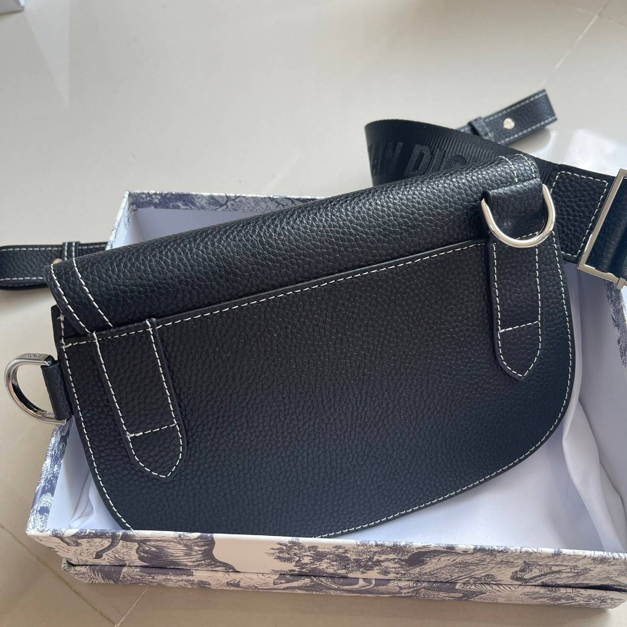 หนังแท้ CHRISTIAN DIOR SADDLE POUCH Black Grained Calfskin / DIOR SADDLE MESSENGER BAG พร้อมส่งที่ไทย กระเป๋า Saddle pouch คู่ใจขนาดกะทัดรัดและเหมาะสำหรับใช้ในชีวิตประจำวัน สีดำคลาสสิกเดินด้ายขาวตัดกัน เกรดออริจินอลหนังแท้ทั้งใบ ภาพสินค้าถ่ายจากงานขายจริง