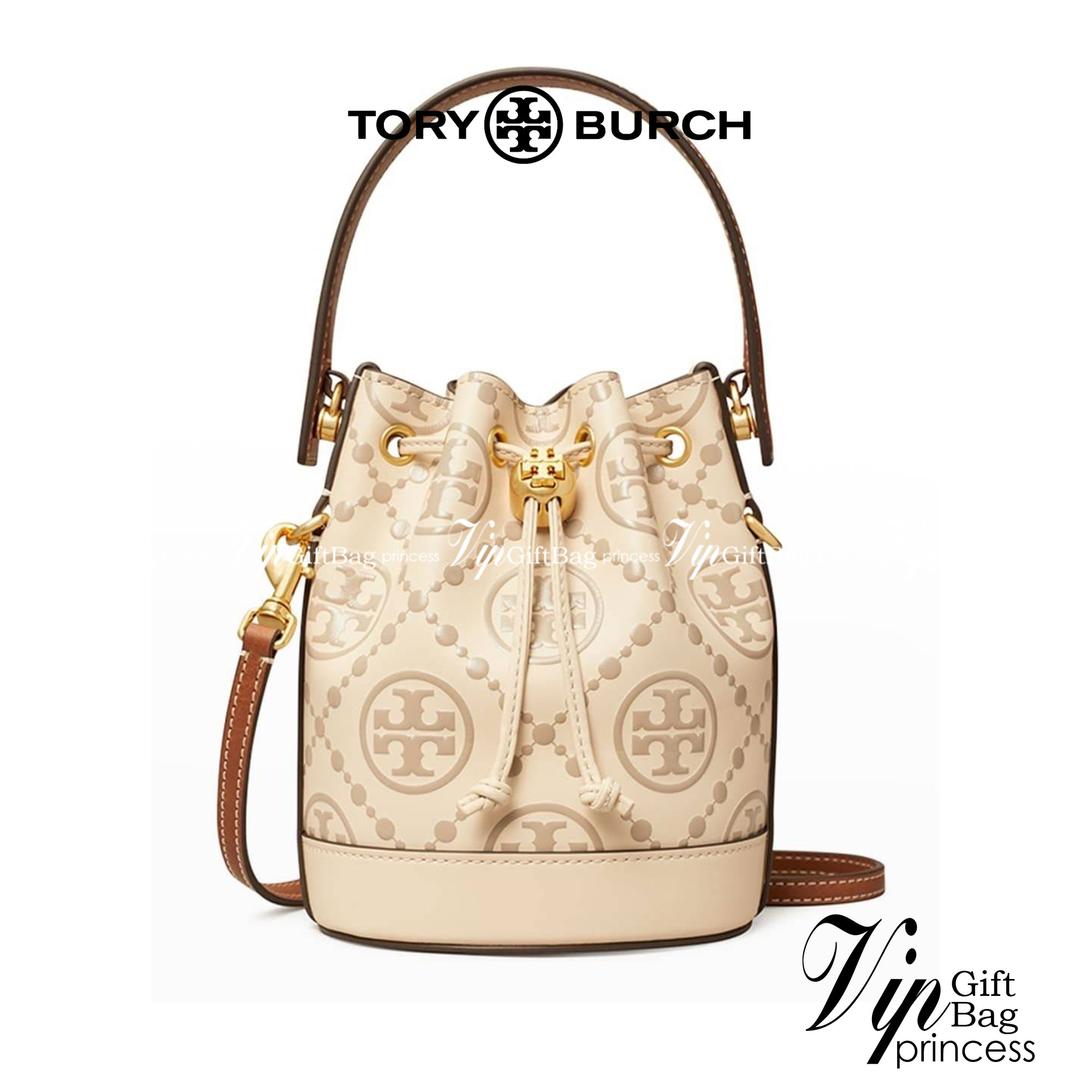 Tory Burch T Monogram Embossed Mini Bucket Bag กระเป๋าทรงถังขนาดเล็ก ประดับด้วยลวดลายอันเป็นสัญลักษณ์ของแบรนด์ ถูกประดิษขึ้นด้วยความพิถีพิถันวัสดุหนังอย่างดี ด้านในบุด้วยหนังไมโครซูแอคเนื้อนุ่มทำความสะอาดง่าย อะไหล่ทองหรูหรา มาพร้อมสายยาว ปรับสายได้ ถอดสา