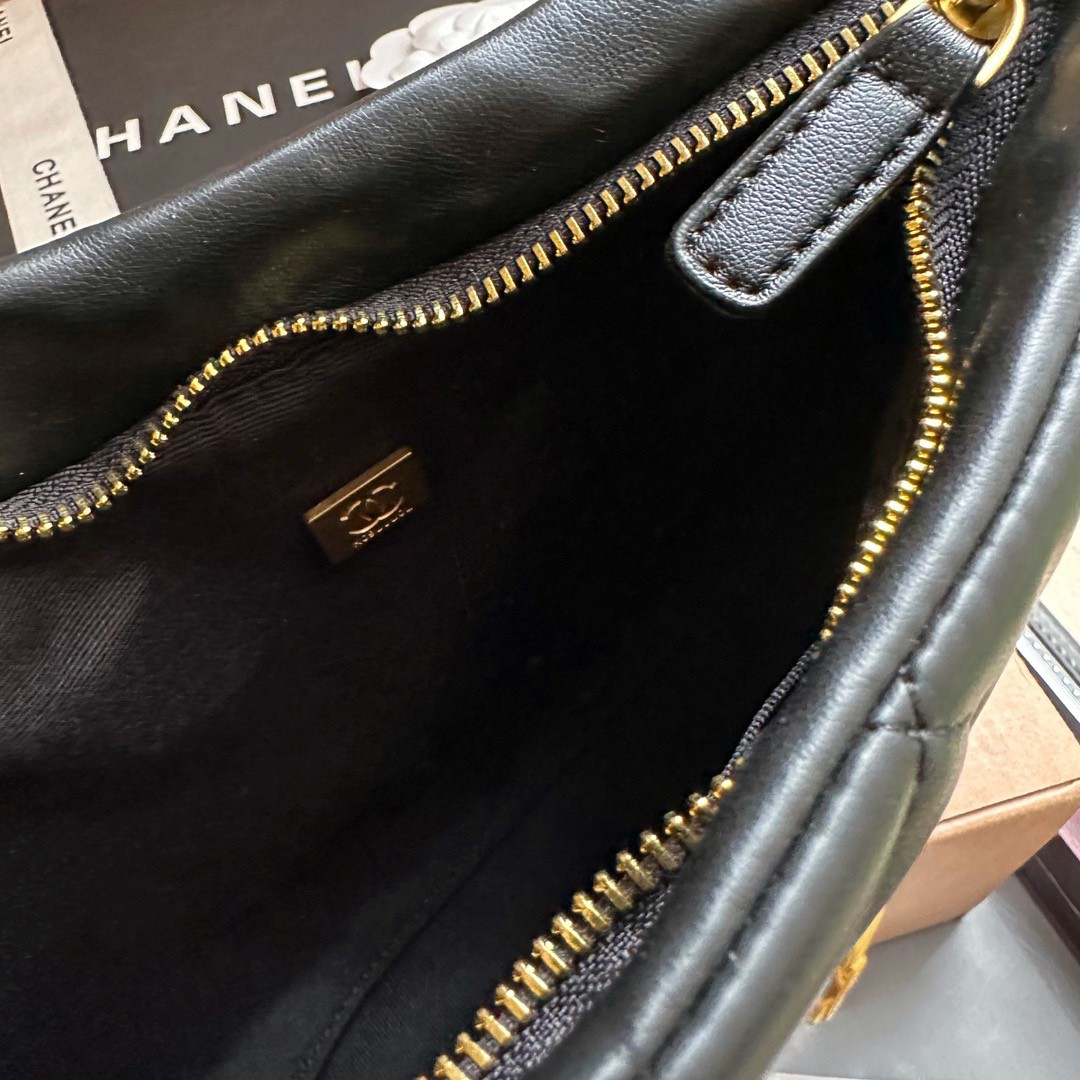 Chanel Hobo Handbag รุ่นใหม่ล่าสุด ทรงที่สาวๆรอคอย CHANEL LEATHER BAG ทรงสวยเรียบหรู เนื้อหนาดีมาก อะไหล่ทองวินเทจ ประดับโลโก้แบรนด์สุดหรู