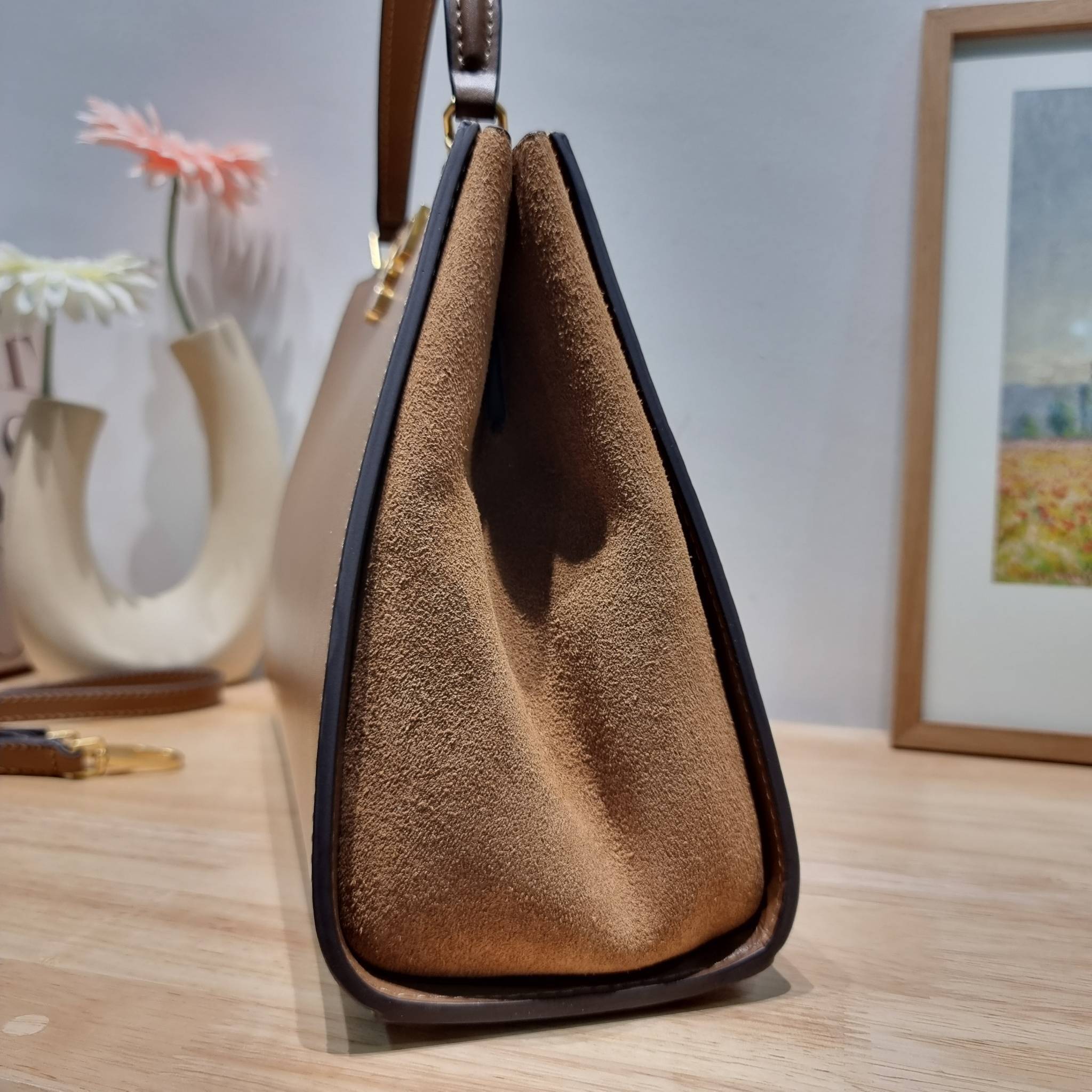 TORY BURCH ELEANOR SPAZZOLATO SATCHEL ใหม่และดูดีเกินต้าน กับกระเป๋าถือทรงสวย ใบใหญ่ ดีไซน์ผู้ดีเรียบหรู ถือขับผิวไปเลยทุกสี สวยคม มาพร้อมหูจับในตัว