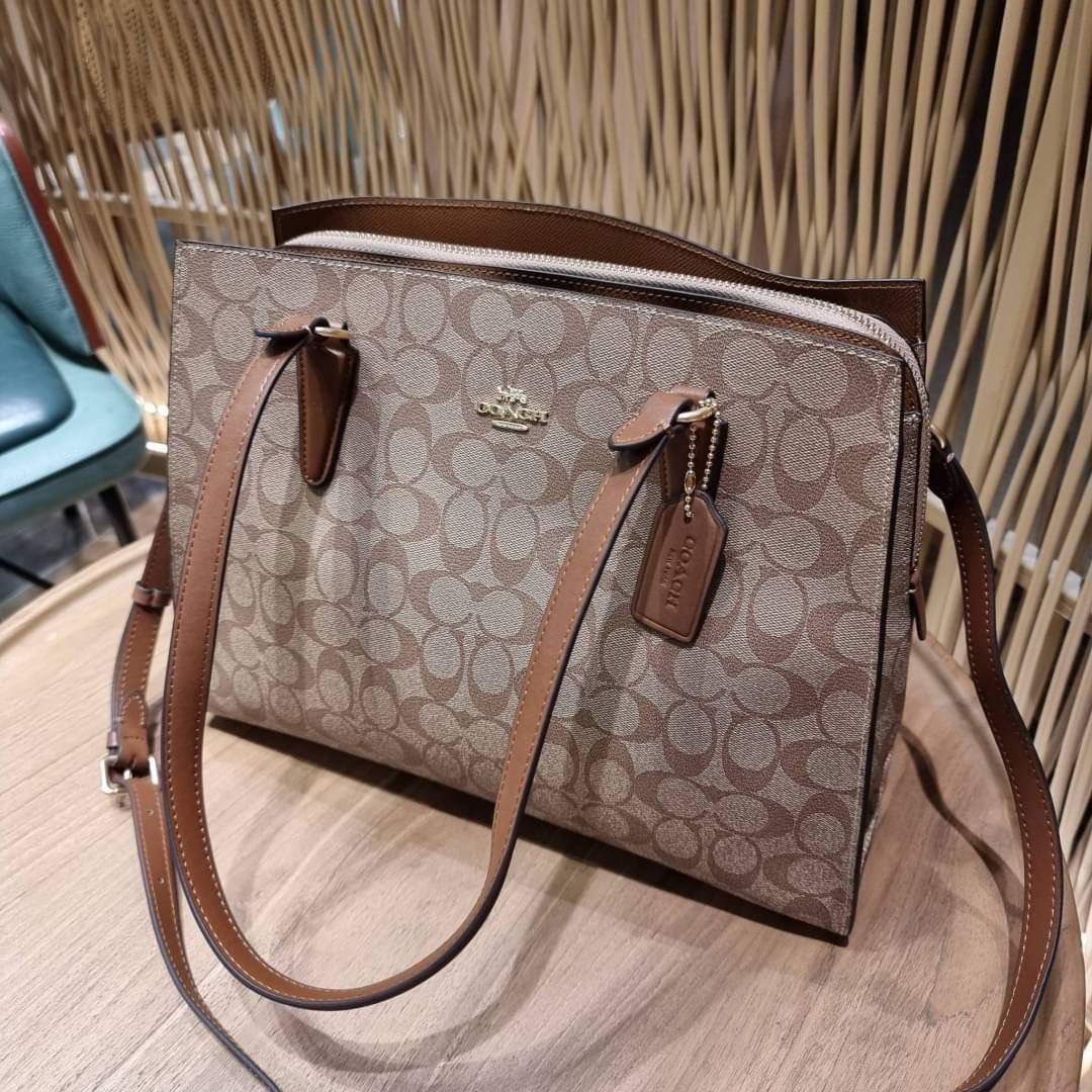 COACH C4075 TATUM CARRYALL IN SIGNATURE CANVAS คอลเลคชั่นใหม่ล่าสุด จัดมาให้ได้สวยก่อนใคร สวยหรูทุกสี!! ลุคผู้ดีต้องมาอีกหนึ่ง กระเป๋าสะพายทรงสวย ที่มาพร้อมสายสะพายไหล่ในตัว และสายครอสบอดี้สำหรับสะพายข้าง วัสดุหนัง crossgrain สวยคมมากๆ ตัวกระเป๋าถูกแบ่งเป