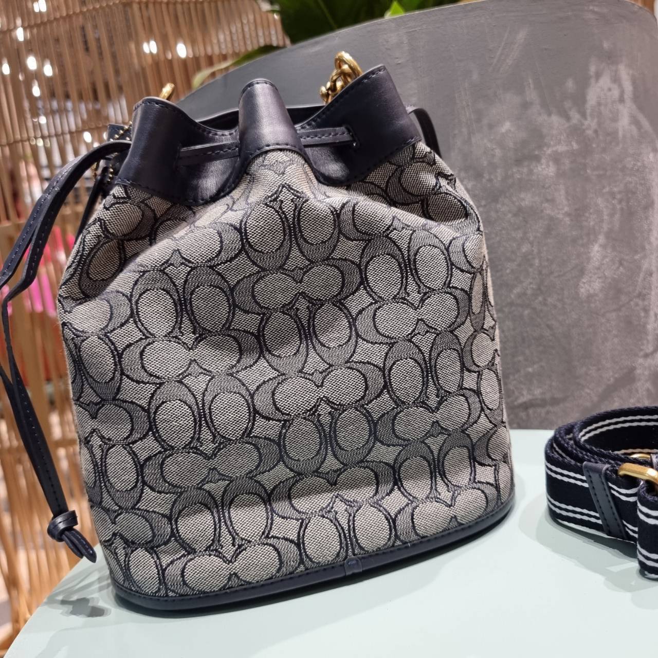 COACH C3853 FIELD BUCKET BAG IN SIGNATURE JACQUARD กระเป๋าสะพายทรงบัคเก็ต รุ่นใหม่ล่าสุด ดีไซน์ลายซิกเนเจอร์บนผ้า jacquard สวยคม เป็นเอกลักษณ์ไม่ซ้ำใคร มาพร้อมสายสะพายผ้าสปอร์ต และสายสั้นสำหรับคล้องแขนได้ สามารถรูดปิดปากกระเป๋าด้วยหนังรอบใบ เพิ่มดีเทลให้ต