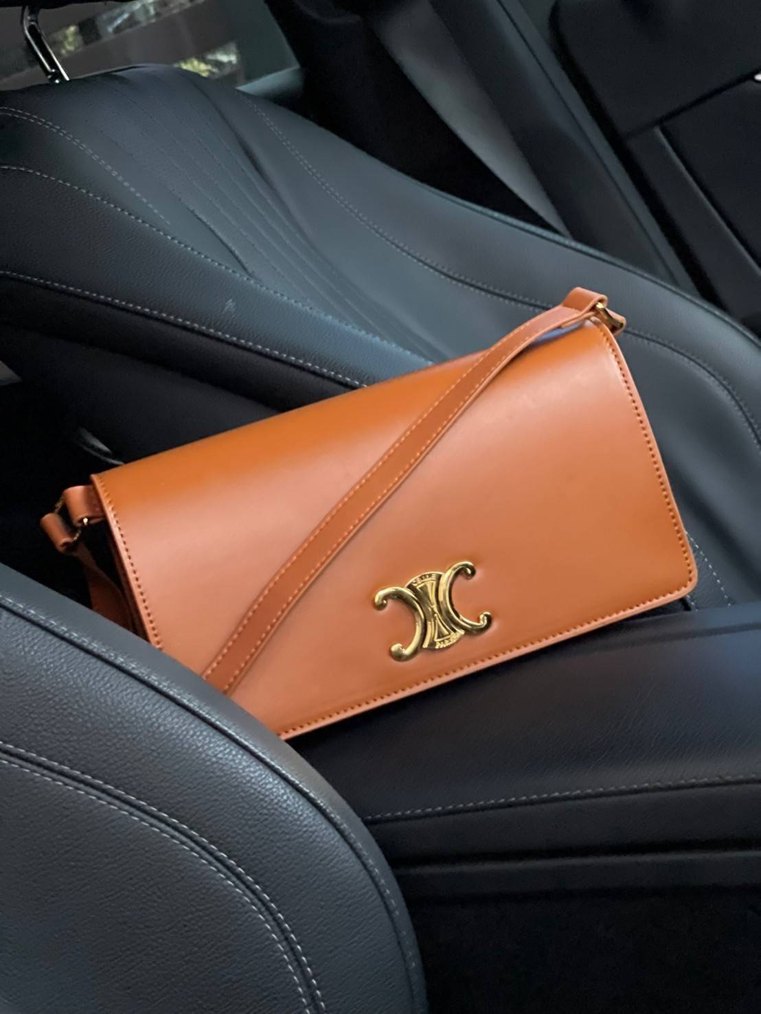 CELINE TRAPEZE TRIOMPHE BAG ดีไซน์เรียบหรู Timeless โดดเด่นมีเอกลักษณ์ ใช้ได้หลายโอกาส แมทช์กับการแต่งตัวง่าย จึงครองใจสาว ๆ ได้ไม่ยาก โดยเป็นกระเป๋าสะพายไหล่ที่อัดแน่นด้วยกลิ่นอายความคลาสสิกและหรูหราตามแบบฉบับของ Celine ด้านหน้าตกแต่งด้วยโลโก้สีทองโดดเด่