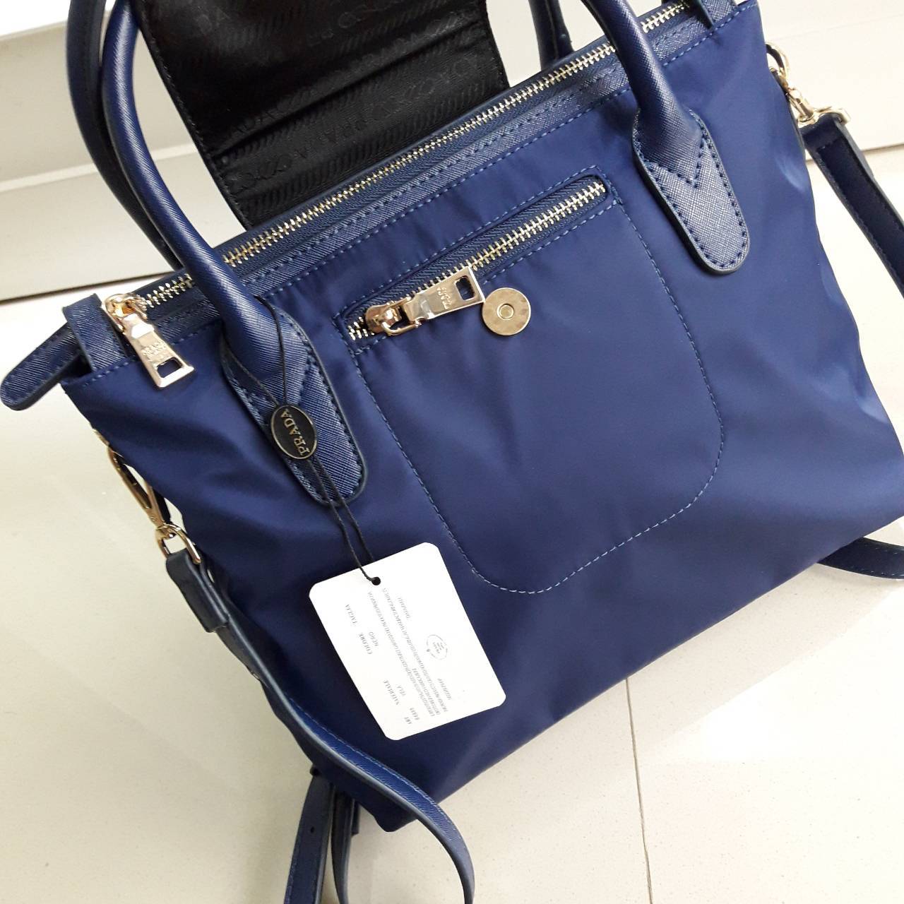 งานพรีเมี่ยมกิ้ฟ จากเคาเตอร์ต่างประเทศนะคะ 🎄🎄 พร้อมส่งครบ 3 สี **ทรงสวยมาก งานพรีเมี่ยมกิ้ฟ รุ่น Limited edition จากแบรนด์ PRADA มาค่า เป็น กระเป๋าผ้าไนล่อน Longchamp Style ใบนี้มีสายยาวให้คะ **เลิศมาก ขนาดกำลังดีคะ ตัวกระเป๋าเบามาก ใช้แล้