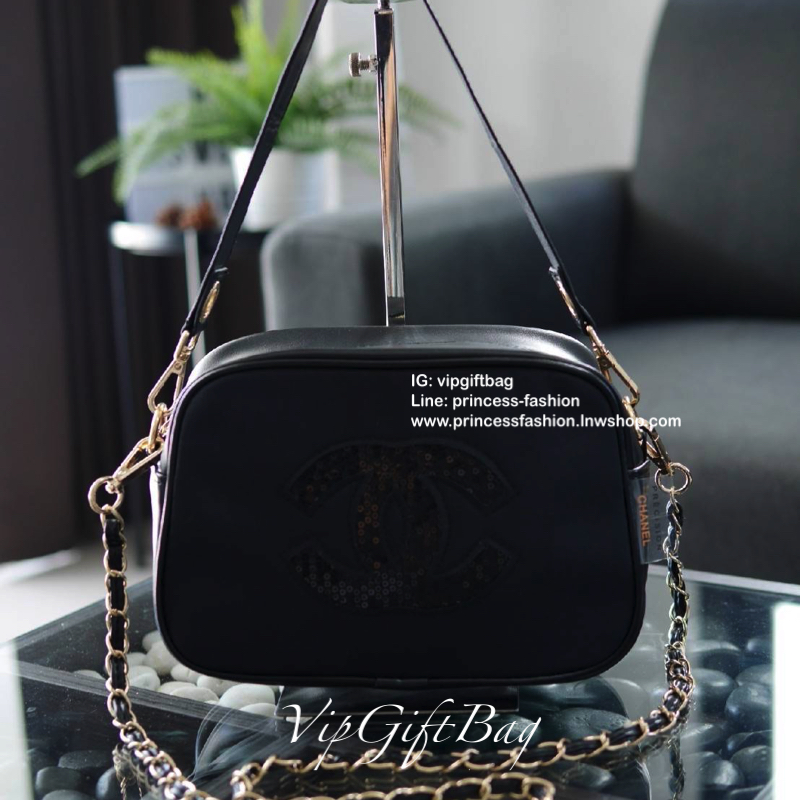 Chanel Nylon Crossbody Bag กระเป๋าสะพายทรงสวย งานพรีเมี่ยมกิ้ฟ Limited Edition ของแท้ 100% นำเข้าจาก Chanel Perfume Counter ใบกะทัดรัด วัสดุหนัง PU ประดับโลโก้ CC สุดคลาสสิค ซับใน Polyester 100% เปิดปิดด้วยซิปอะไหล่ทอง ใส่กระเป๋าสตางค์ยาว ของใช้ได้กำลังพอ