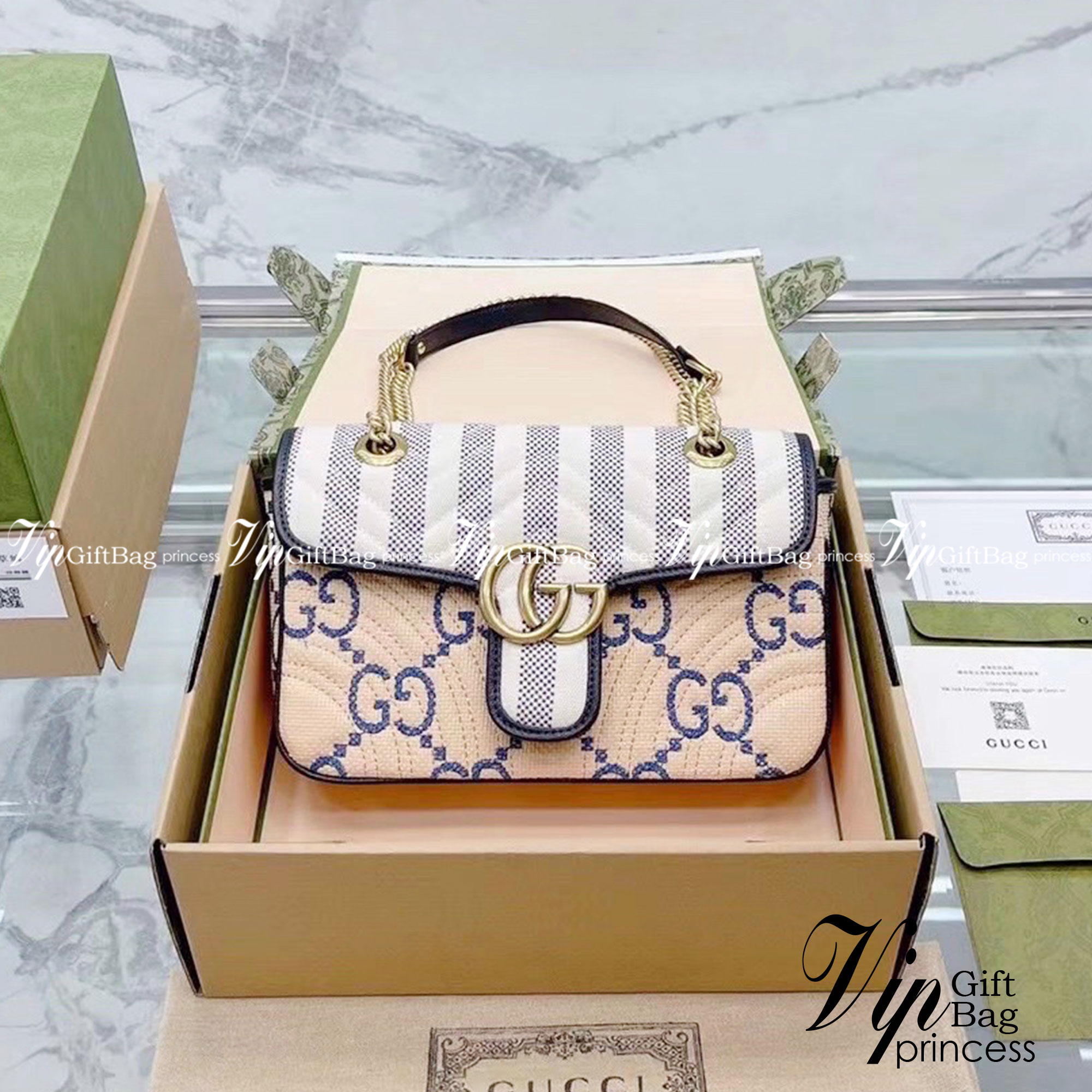 GUCCI GG MARMONT 2.0 FAUX-RAFFIA SHOULDER BAG กระเป๋าสะพายกุชชี่ รุ่นใหม่ล่าสุด ยกระดับความหรู ครอสบอดี้ที่ดีไซน์หรู อัพเลเวล พร้อมเสิร์ฟความสวยตรงถึงบ้านแล้วจ้า สวยตามแบบฉบับ GG สายสะพายโซ่ดึงปรับสั้นยาวได้ งานสวยไม่ต้องพูดเยอะเลยค่า