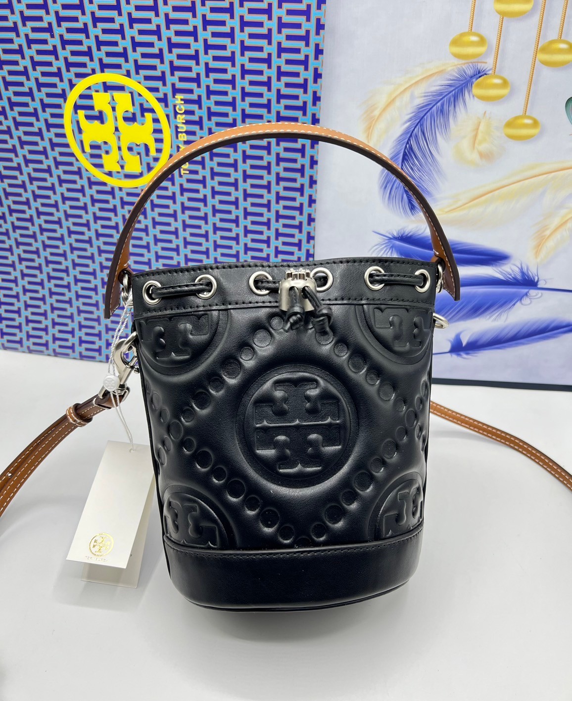 6 สี Tory Burch Puffy Mini / Tory burch T Monogram Puffy Patent Mini Bucket Bag / Tory Bucket Bag กระเป๋าบัคเกต size เล็ก โดดเด่นด้วยโลโก้ตัวนูนปั๊มด้านหน้า