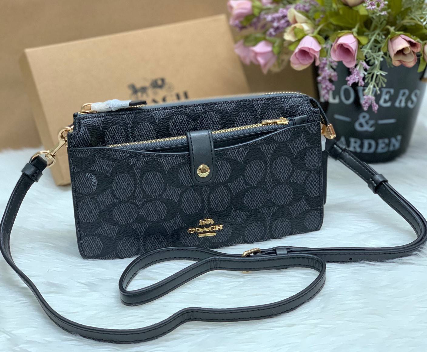 COACH Noa Pop-Up Messenger In Colorblock Signature Bag ((73316//37458//31864)) 💋ได้ไปสุดคุ้ม ไม่ผิดหวังแน่นอนจ้าา!! กระเป๋าแบบคลัท//สะพายข้างได้//ครอสบอดี้ร์ได้ วัสดุหนังแท้ หนังนิ่มสวยค่ะ ช่องหลักเปิดปิดแบบซิป ภายในกว้าง ใส่มือถือได้ทุกรุ่น;กระเป