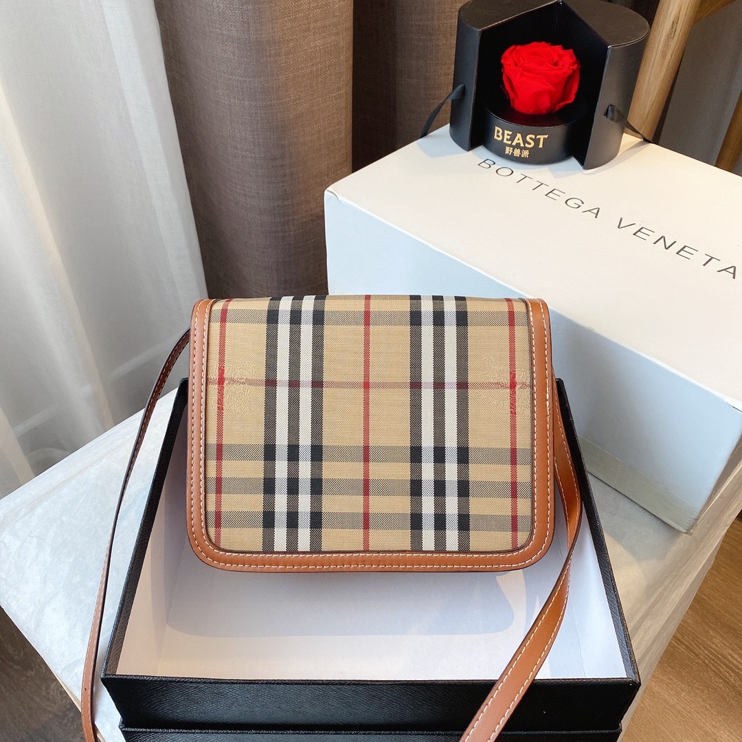 VIP 】กลับมาตามคำเรียกร้อง! ห้ามพลาด! Rare items! BURBERRY FRAGRANCES LEATHER CROSSBODY BAG วัสดุ Canvas & Leather ลาย Vintage คอลเลคชั่นใหม่ทรงเหลี่ยมสวยหรูดูดี เปิดปิดด้วยฝาปิดสัญลักษณ์รูปTB ภายในมีช่องแบ่งเป็นสัดส่วนสามารถใส่มือถือ iphone เงิน ของจ