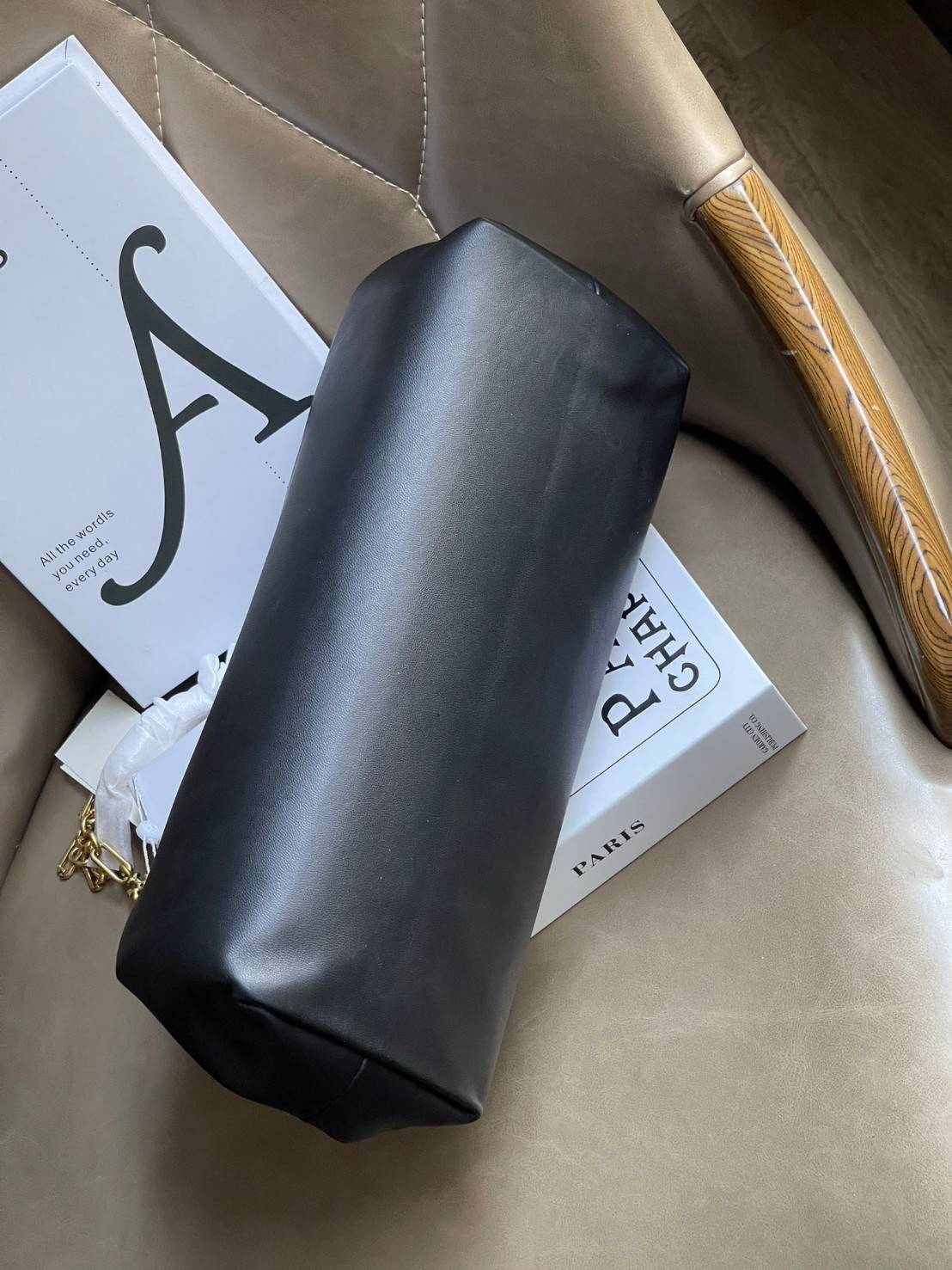 ของแท้ 💯% Tory burch Cleo Bag โดดเด่นด้วยรูปทรงที่เพรียว เรียบโก้ และเด่นชัด สื่อสารถึงบริบทของความร่วมสมัยได้อย่างลงตัว