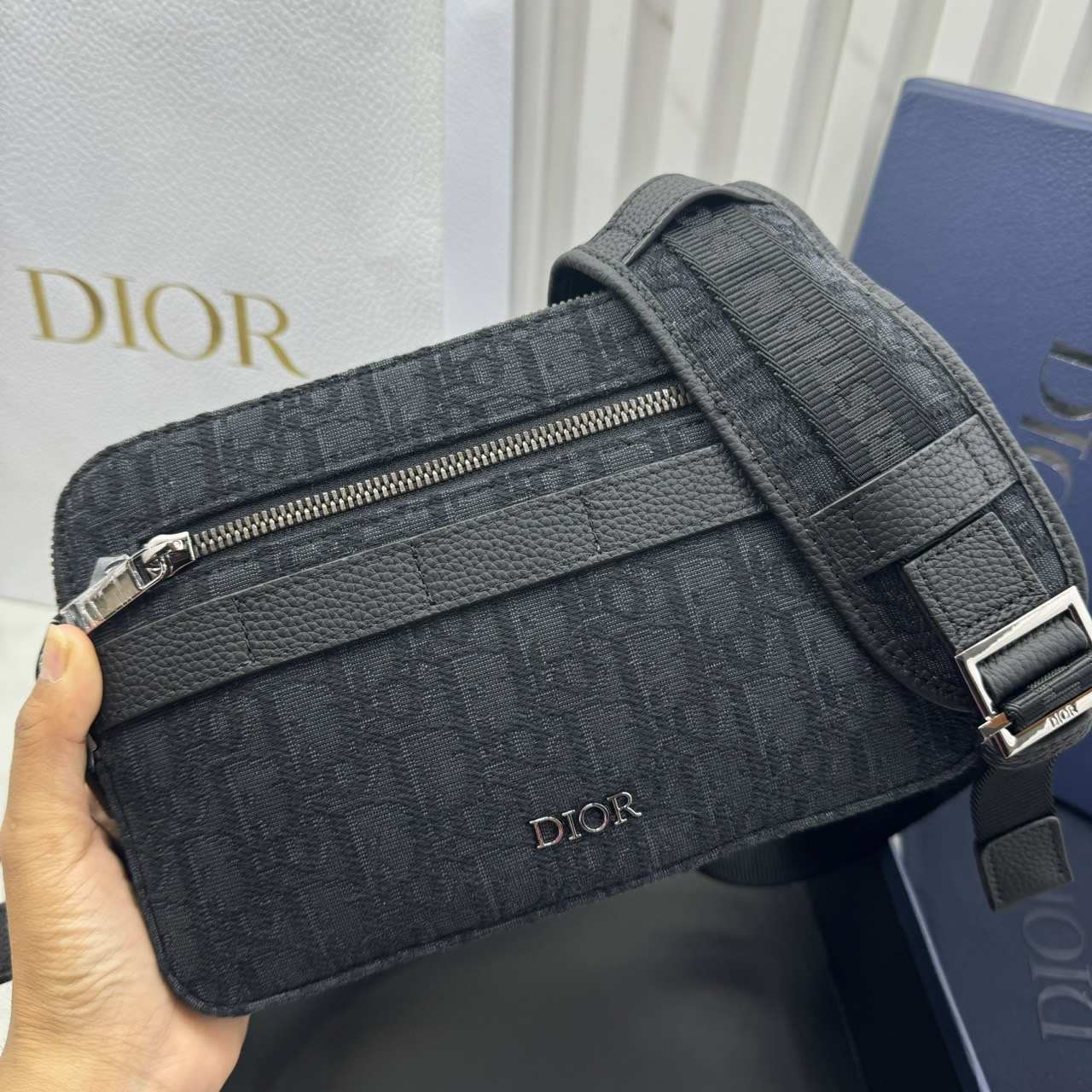DIOR Medium Safari Bag with Strap / The hallmark Safari bag / Black Blue Oblique Jacquard / DIOR Messenger Bag กระเป๋าสะพายทรงแมสเซ็นเจอร์เอกลักษณ์ของแบรนด์แห่งตำนานความหรู
