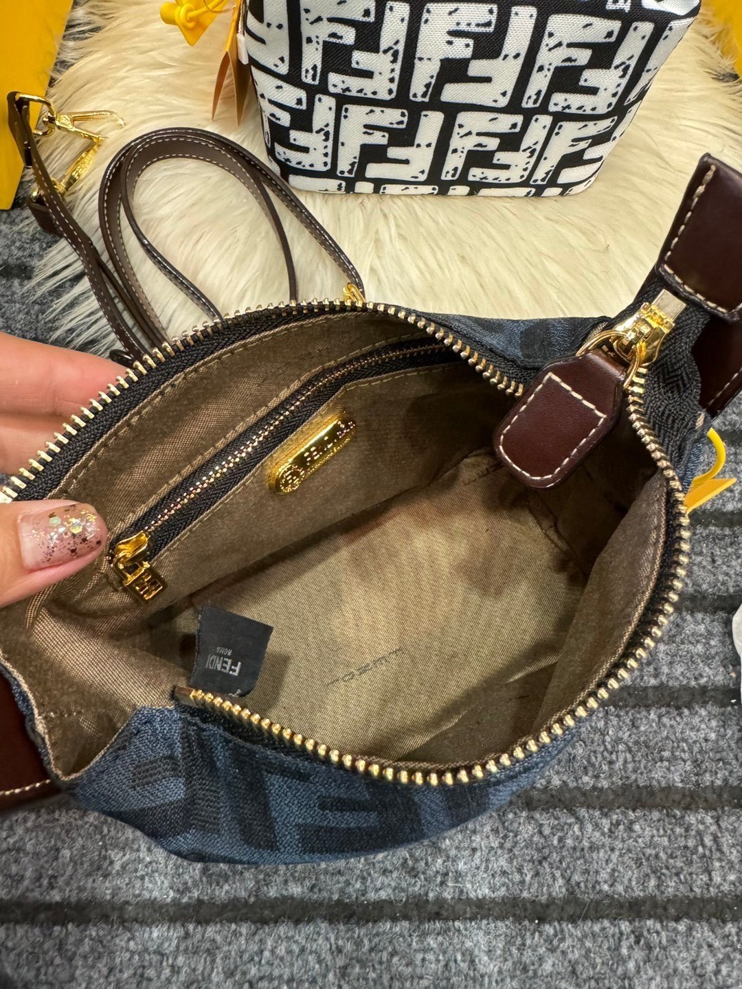 FENDI Mini Tobacco Monogram FF Logo Zucca Bag กระเป๋าสะพายไซส์มินิน่ารัก แมทชุดง่าย รุ่นสุดปัง แรงเกินต้านสุดๆ รูปทรงเป็นเอกลักษณ์ ดีเทลน่ารักด้วยตัวล็อคเปิดปิดคาดบนตัวกระเป๋า ทำให้ใบนี้ดูไม่น่าเบื่อเลย