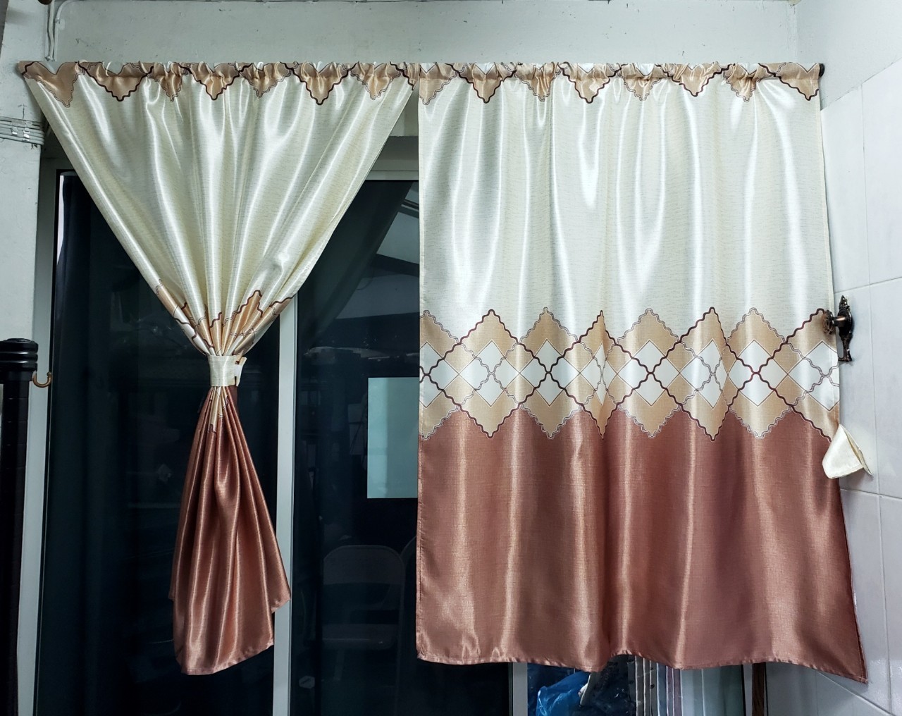ผ้าม่านสำเร็จรูป แบบสอด รุ่นมินนี่สีน้ำตาล ขนาดก.105*ส.130ซม./ผืน (ราคาต่อ1ชิ้น)