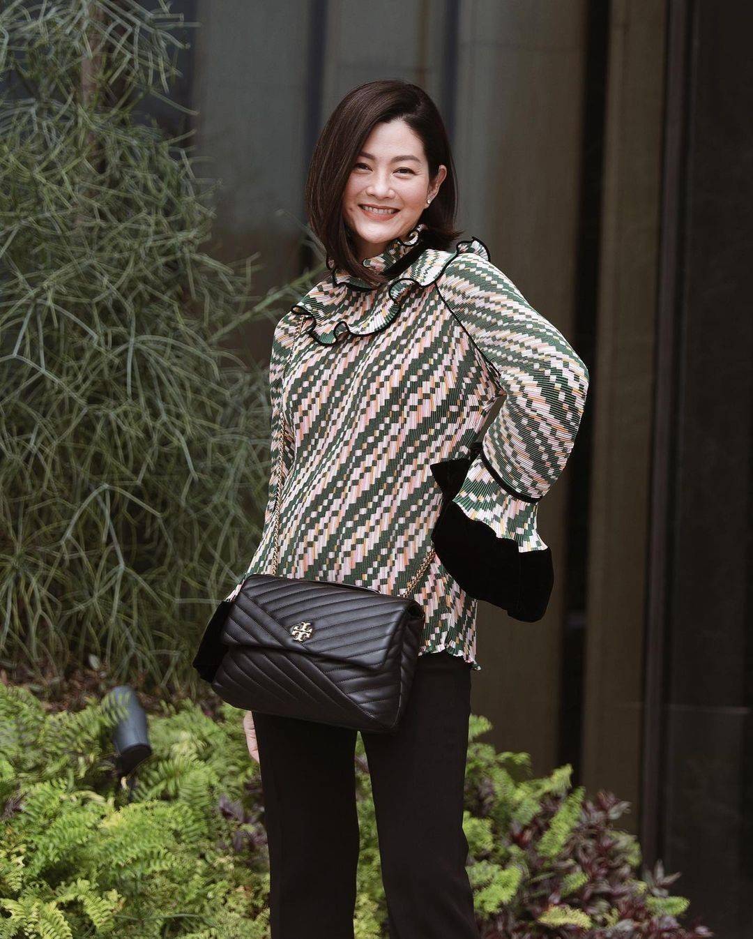 ของแท้ 💯% 】Tory Burch Factory Outlet Quilted Chain Crossbody Sling Bag กระเป๋าสะพายรุ่นแนะนำจาก Tory Burch Factory วัสดุหนังแกะสังเคราะห์ขึ้นลายริ้วหนังนิ่มสวยอยู่ทรง ดีไซน์ยอดนิยม