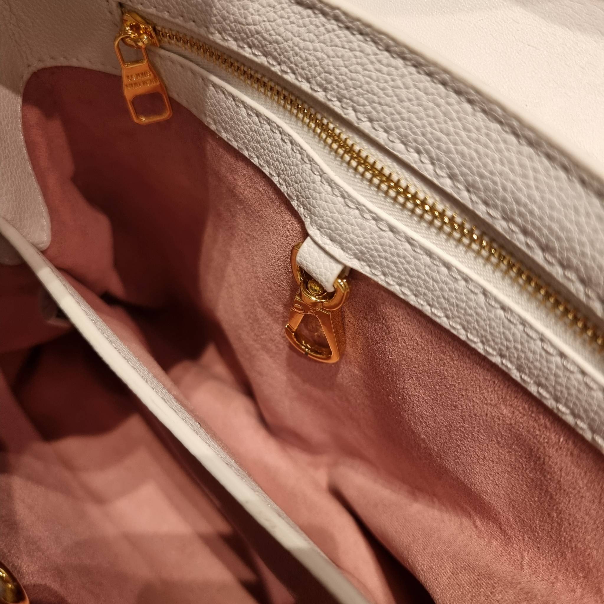 LV capucines top handle ที่สุดของความสวยในราคาเบาๆ กระเป๋าถือสุดหรู ดีไซน์ทรงคลาสสิค พร้อมลวดลายหรูหรา มาพร้อมหูจับในตัว ด้วยรูปทรงวินเทจและวัสดุหนังแท้ ขับผิว ทำให้ไอเท็มนี้สะกดทุกสายตาจริงๆ และยังมีลูกเล่นที่ฝาปิดกระเป๋า ที่สามารถปิด หรือสอดด้านใน ก็เห็