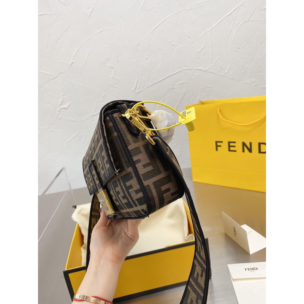 VIP 】FENDI VINTAGE BAGUETTE SHOULDER BAG 2size กระเป๋าสะพายทอลายโมโนแกรม อะไหล่ทองหรูหรา มี 2 ขนาด ทนทาน มาพร้อมสาย 2 แบบ สำหรับคล้องแขน และสายครอสบอดี้ เปิด-ปิดด้วยกระดุมแม่เหล็ก ภายในเป็นช่องโล่ง ใส่โทรศัพท์ พร้อมเสิร์ฟความสวยให้ถึงบ้านจ้า วัสดุผ้าทอลาย