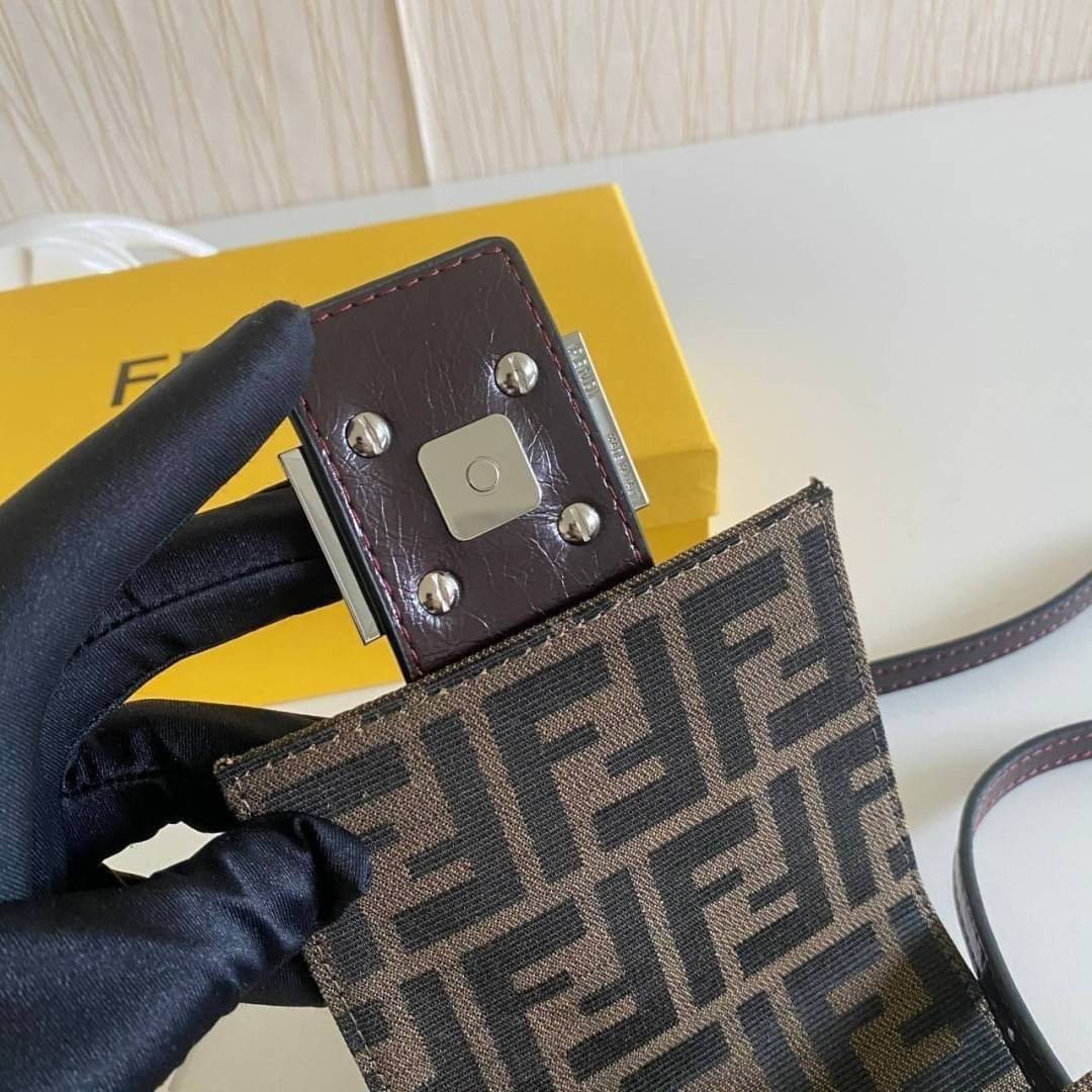 FENDI Phone crossbody bag พร้อมส่งกับกระเป๋าสะพายข้างขนาดมินิขนาดกำลังดี ใส่ของจุกจิกได้เยอะ ใส่iPhone pro max ได้สบาย มาพร้อมสาย สะพายข้างถอดได้ งานจริงสวยมากไม่ผิดหวังค่ะ