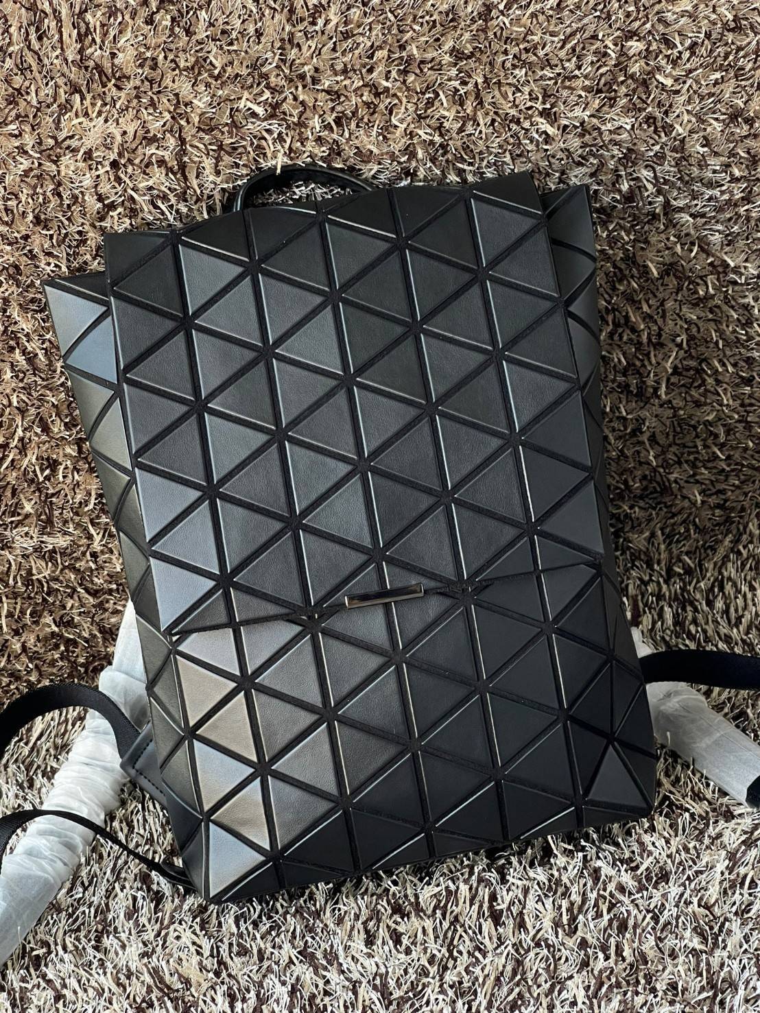 BAO BAO ISSEY MIYAKE Flap Backpacks กระเป๋าสะพายหลังรูปแบบใหม่จะเปิดตัว โดดเด่นด้วยฝาพับรูปสี่เหลี่ยมผืนผ้าที่เปิดและปิดได้ง่าย และรูปทรงแบบมินิมอล เป้สะพายหลังใช้งานได้ดีมาก