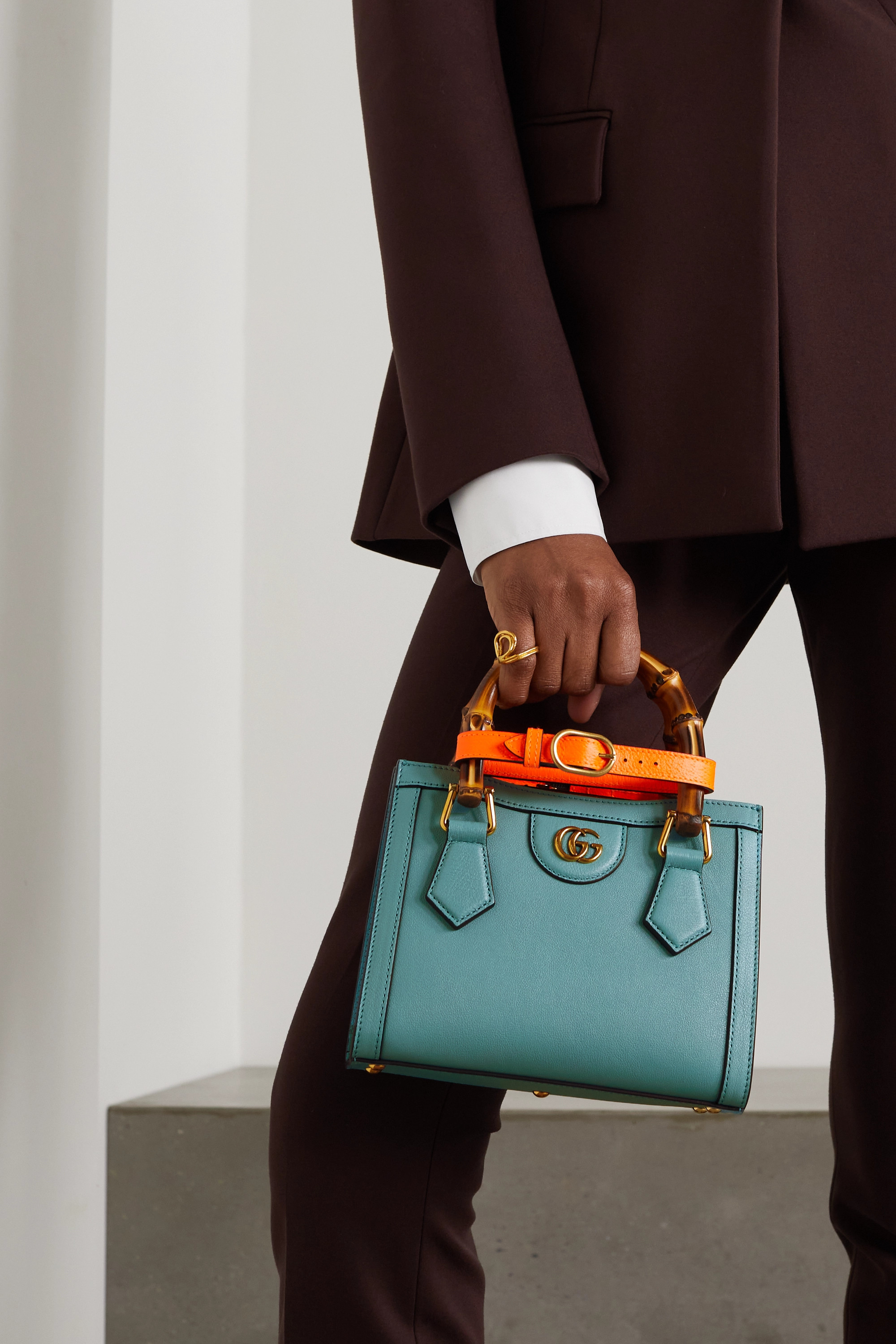 VIP GIFT 】หนังแท้ GUCCI Diana mini tote bag กระเป๋างานหูไม้ไผ่สุดคลาสสิก ดีไซน์มาใหม่พร้อมเข็ดขัดหนังสีสะท้อนแสงประดับตรงหูกระเป๋า ขนาดมินิกำลังน่ารักเลยค่ะ วัสดุหนังแท้ อะไหล่ทอง งานสวยตั้งอยู่ทรง มีสายสะพายยาว 1เส้น สามารถปรับระดับได้-ถอดได้ งานเก๋ไก๋ที