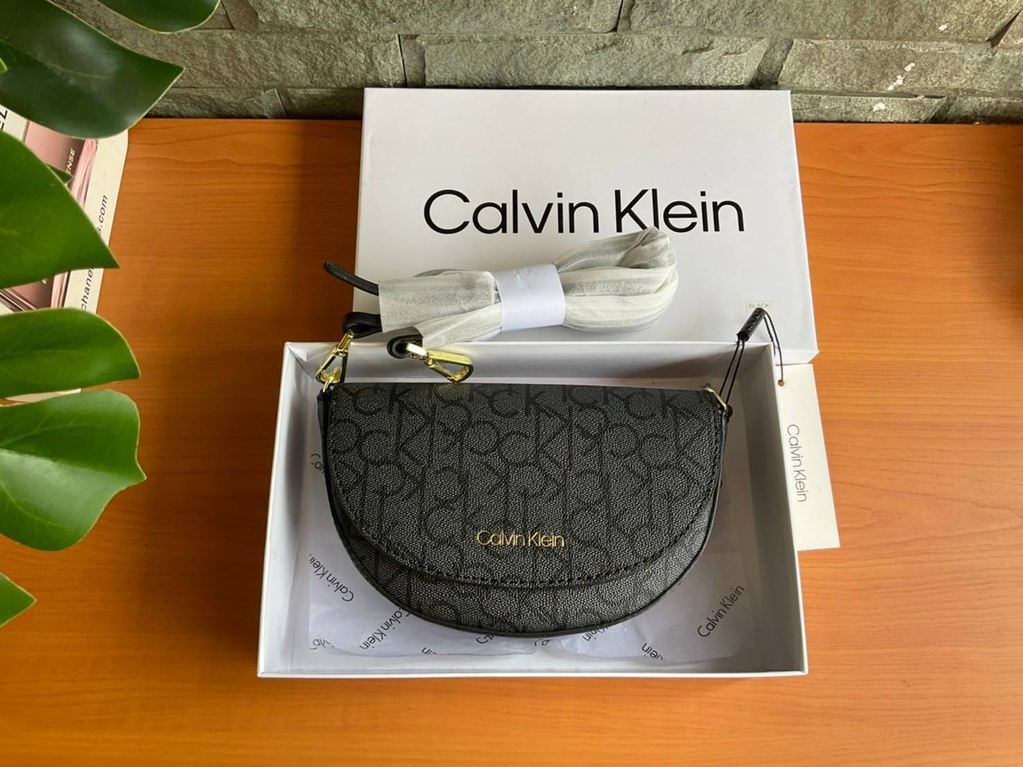 ของแท้ 💯% Calvin Klein Monogram Crossbody Bag กระเป๋าสะพายทรงครอสบอดี้ กระเป๋าคลัทช์ ทรงครึ่งวงกลม ขนาดน่ารัก ลายโมโนแกรมรอบใบ
