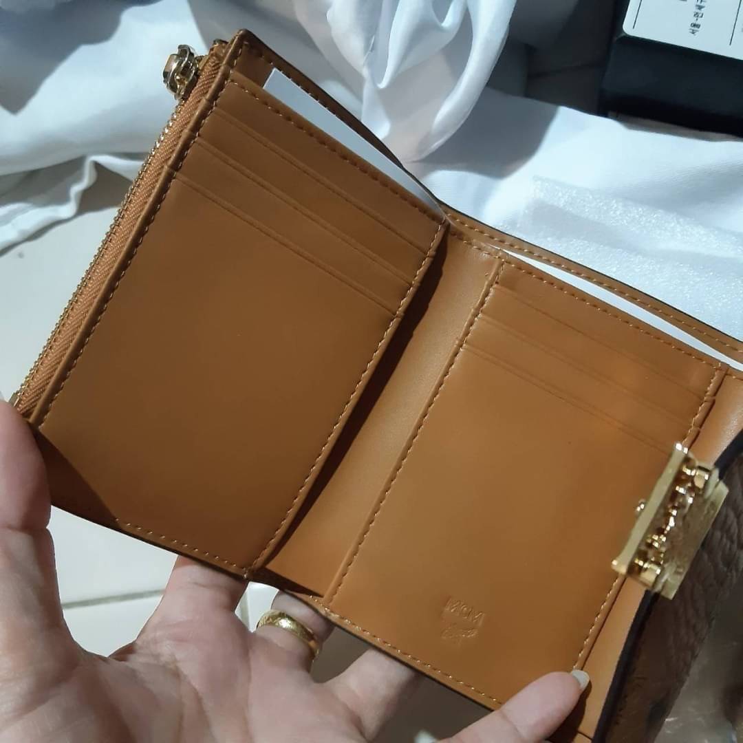 M.C.M PATRICIA THREE-FOLD WALLET IN VISETOS กระเป๋าสตางค์ใบเล็ก รุ่นฝาพับ unisex ใช้ได้ทั้งหนุ่มๆและสาวๆน้า ใช้งานง่าย ด้วยกระดุมโลโก้ พกพาง่าย วัสดุหนังแคนวาสคุณภาพดี ภายในเป็นหนังแท้ นิ่ม สวย ใส่บัตรได้เยอะ ใส่ธนบัตรได้ทุกชนิด ในช่องมีที่ใส่บัตรพิเศษภาย