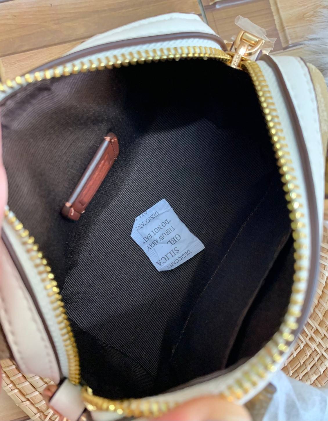 จิ๋วแต่แจ๋วไปเลยค่าา😘 COACH MICRO ROWAN CROSSBODY ((2300)) MINI พร้อมส่ง! บอกเลยสาวๆห้ามพลาด ใบจริงสวยมากๆค่ะ! กระเป๋าขนาดมินิๆ หนังCanvas ผสมหนังบายหูตรงหูหิ้วได้ลงตัวสวยวามมากๆเลยค่ะ//ด้านหน้ามีช่องซิปเล็กใส่เหรียญ เปิดปิดช่องหลักแบบซิป ภายในใส่