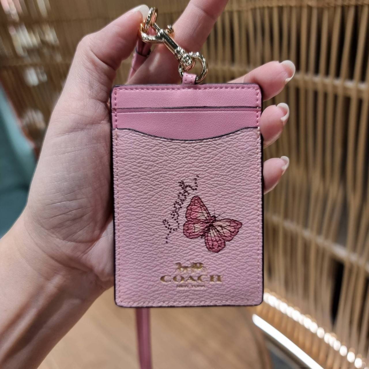 COACH C3305 ID LANYARD IN COLORBLOCK SIGNATURE CANVAS ง่ายๆแบบไม่ธรรมดา!! คลาสสิคแต่มีดีเทลโดดเด่น!! กระเป๋าถนอมบัตร พร้อมสายคล้องคอ ดีไซน์ลวดลายสวย ดูดีทุกแบบ ใช้งานง่าย พกพาสะดวก จะใส่บัตรพนักงาน บัตรเครดิต บัตรปชช. ใบขับขี่ และบัตรอื่นๆที่อยากจะใส่!! ต