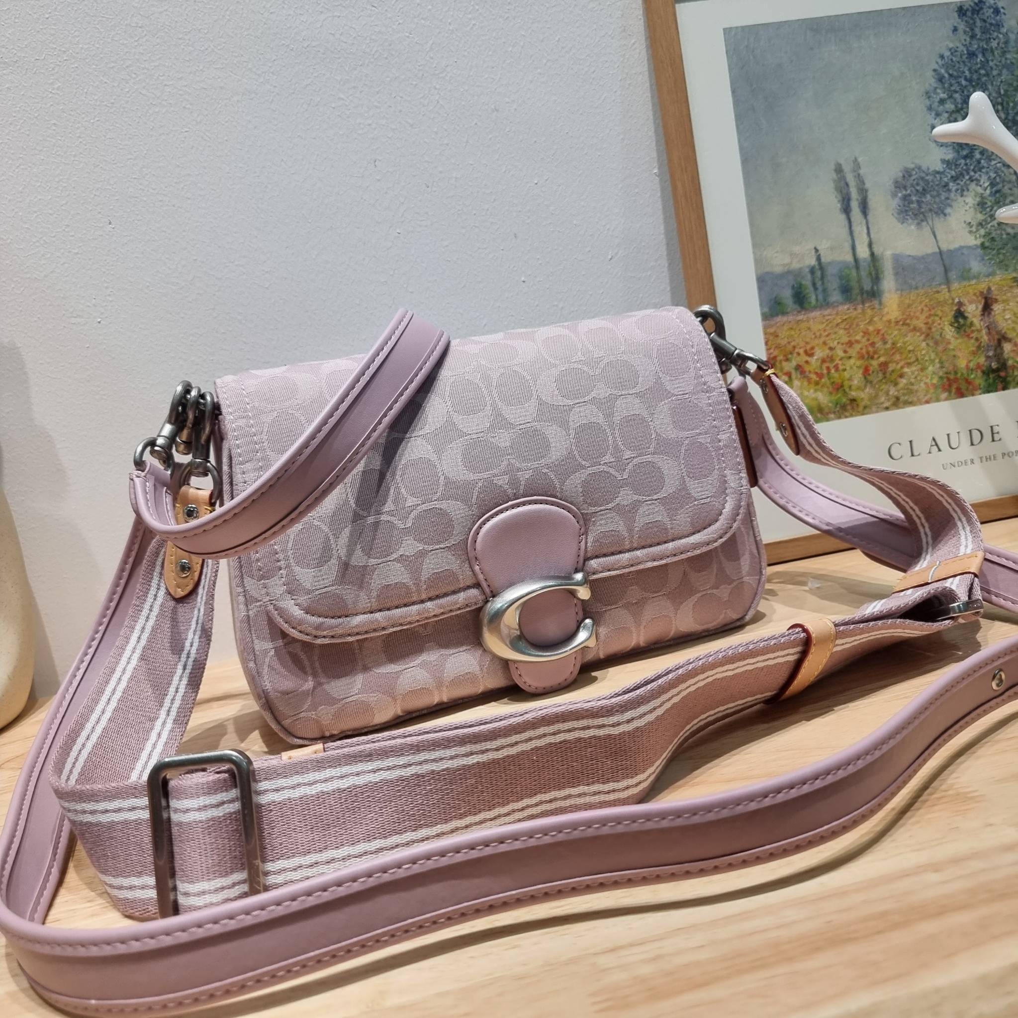 COACH CJ854 SOFT TABBY SHOULDER BAG IN SIGNATURE DENIM ฉุดไม่อยู่แล้วจริงๆกับไอเท็มนี้ ที่ร้อนแรงแบบปังๆไปเลย!! กระเป๋าสะพายไหล่/สะพายข้าง ดีไซน์วินเทจย้อนยุค สวยคมชัด คลาสสิคใช้ได้ทุกลุค