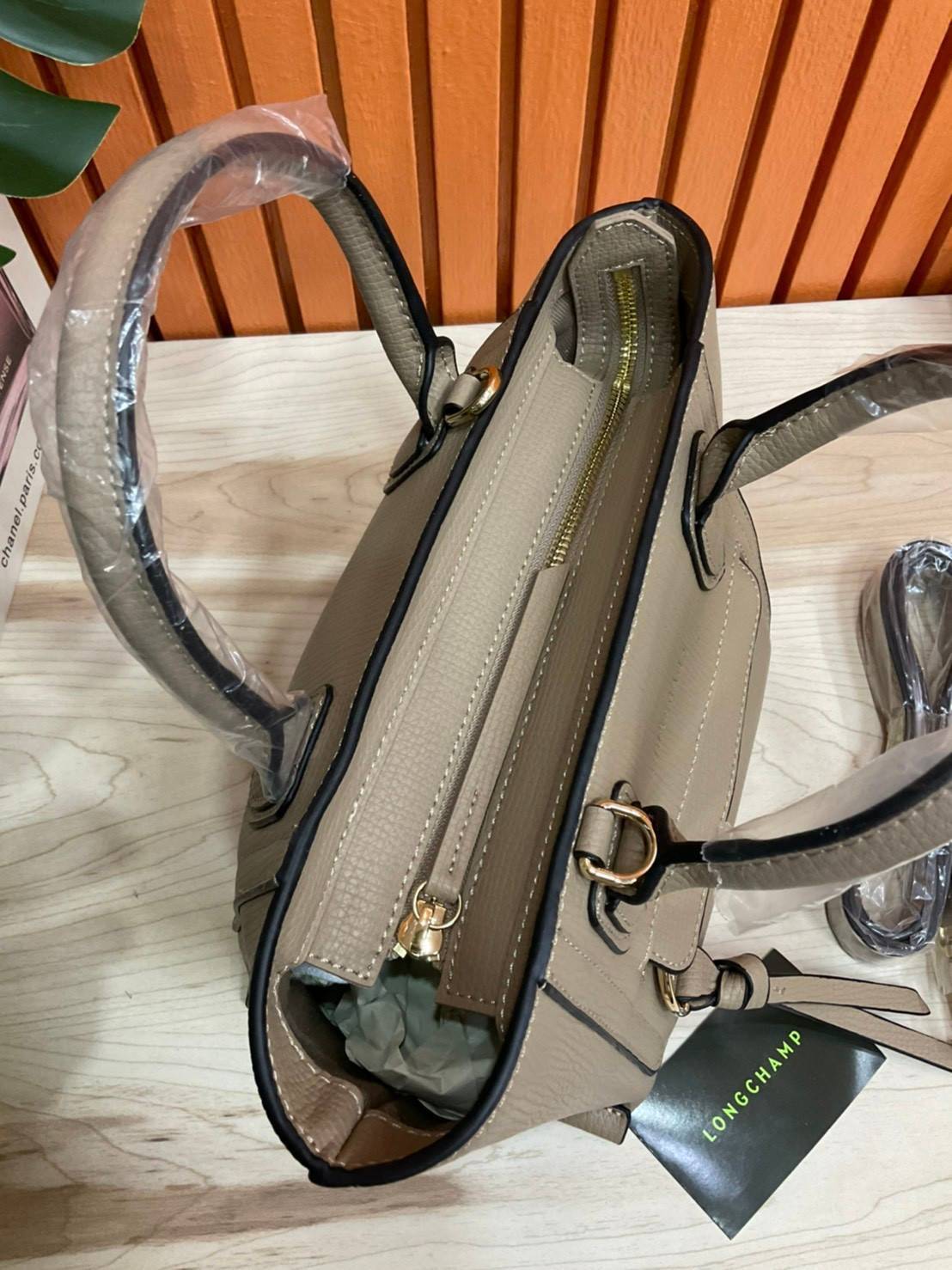 ของแท้ 💯% LONGCHAMP MINI MAILBOX TOP HANDLE BAG กระเป๋าถือ/Crossbody รุ่นหายาก!! รุ่นใหม่ล่าสุด ดีไซน์ด้วยเส้นด้ายที่ดูโฉบเฉี่ยว และ รูปทรงสี่เหลี่ยมคางหมู ทรงสวยโดดเด่น เป็นเอกลักษณ์ของผู้หญิง Longchamp วัสดุ Polyamide & Leather หนังแท้