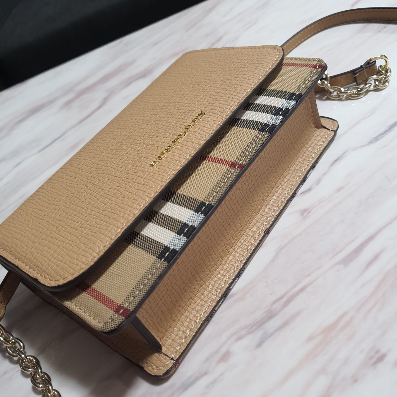 พรีเมี่ยมกิ๊ฟแท้ 100% 】BURBERRY CROSSBODY BAG กระเป๋าสะพายพรีเมี่ยมกิ๊ฟรุ่นใหม่ล่าสุด Limited จาก BURBERRY Perfume DutyFree ตัวกระเป๋าอยู่ทรงสวย วัสดุทำจากหนังสลับผ้าลายแบรนด์