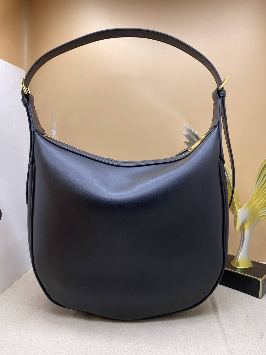 CELINE HOBO / CELINE HELOISE BAG IN SUPPLE CALFSKIN ไปตามตาลิซกัน ^^ เดอะเบสท์เซลเลอร์ต้องยกให้ กับกระเป๋าสะพาย ฟังก์ชั่นสุดเลิศ
