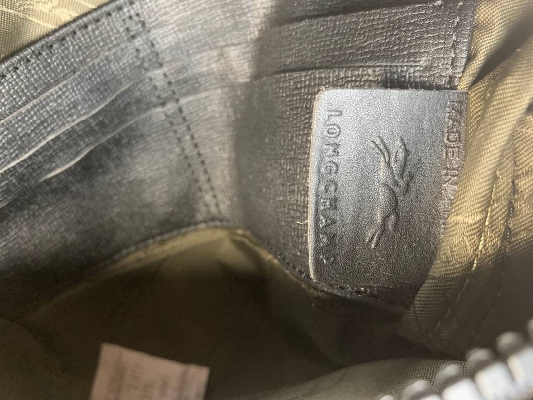 LONGCHAMP LE PLIAGE LGP BELT BAG M เท่ห์อย่างมีสไตล์กระเป๋าทรงคาดอกและคาดเอวดีไซน์แนวสปอร์ต เพิ่มความโดดเด่นทันสมัยด้วยลายซิกเนเจอร์ มีช่องซิปที่ใช้งานง่ายช่วยให้คุณหยิบใช้สิ่งของจำเป็นได้อย่างสะดวกและง่ายดาย และผสานสายรัดแบบปรับได้เข้ากับหัวเข็มขัดตัวล็อ