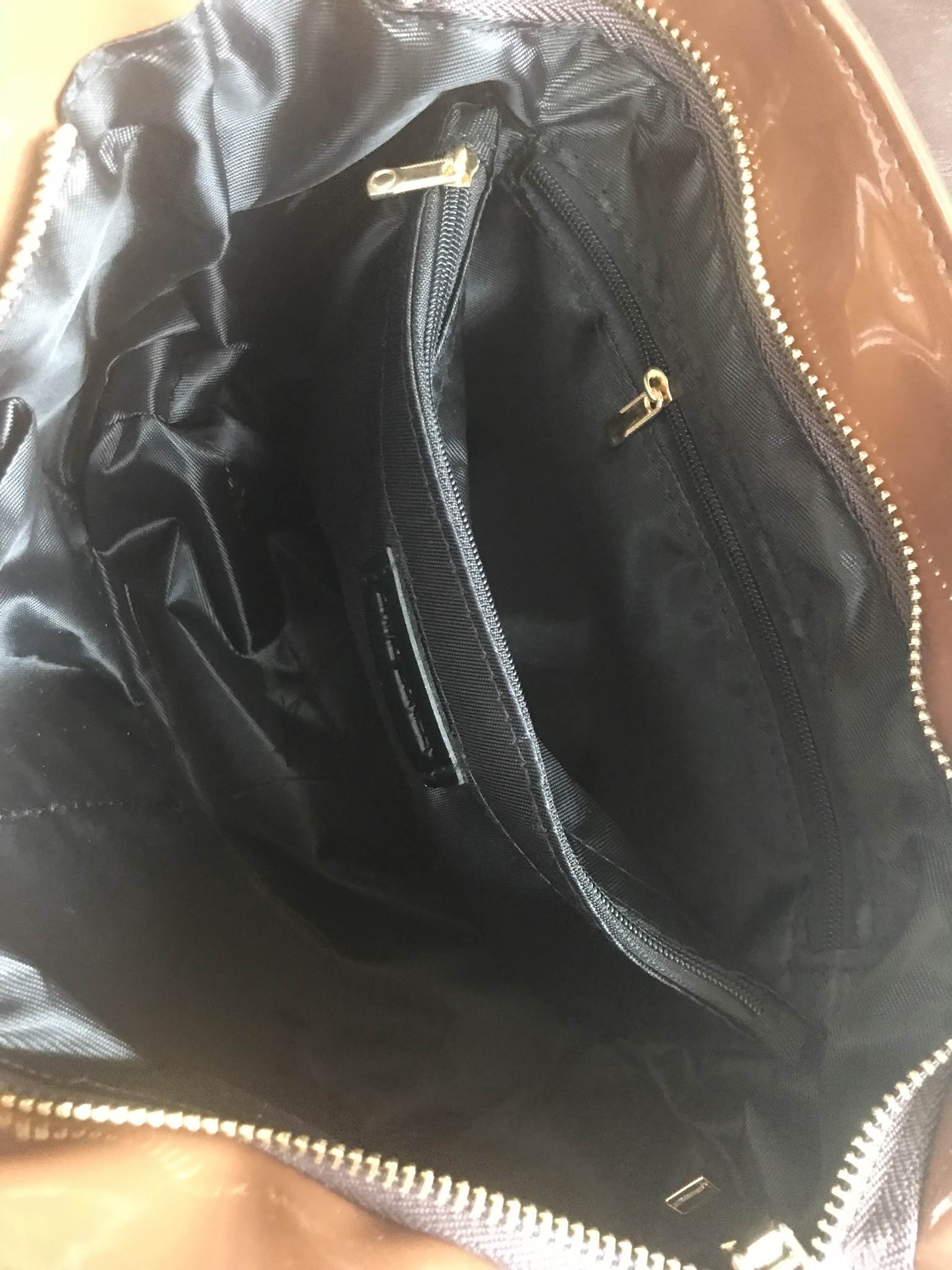 ทรงขายดี สีมาใหม่สวยหรูมากคะ 💜 กระเป๋าถือ / สะพายจาก แบรนด์ David jones หนังอย่างดี ขนาด กำลังดี มีช่องใส่ของจุกจิกด้านใน สีสวยคะ เข้ากับชุดได้ง่ายมากๆ ใบนี้แนะนำเลย สวยมาก สิ่งที่ได้รับพร้อมกระเป๋า :: ป้ายหนังแบรนด์แท้ // ถุงผ้าแบรนด์แท้