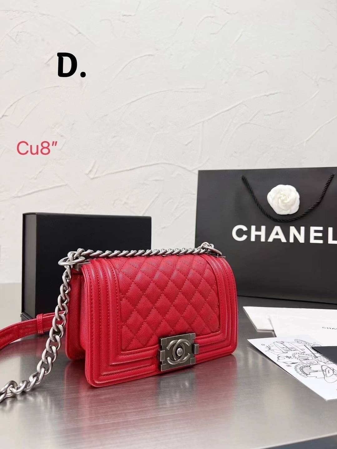 CHANEL BOY 8" กระเป๋าสะพายทรงคลาสสิค มีงานหนังเรียบ และหนังคาเวียร์ อะไหล่เงิน/ทอง ตามรูป สวยหรูมาแต่ไกล สามารถสะพายออกงานได้หลายโอกาส สวยงามไม่ผิดหวังค่ะ